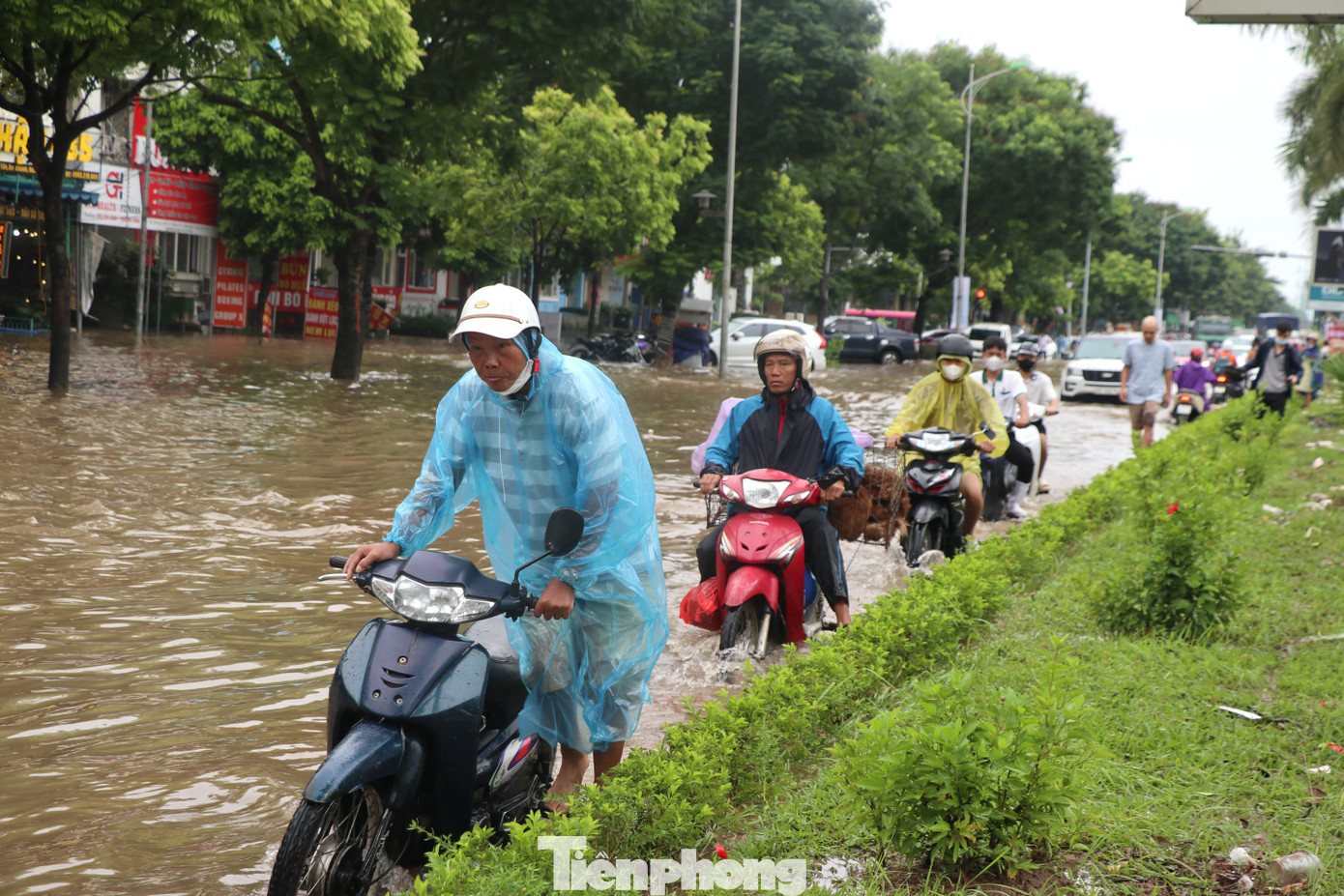 Trao đổi với phóng viên, chủ tịch UBND xã An Khánh Nguyễn Quý Tuấn cho biết, mức độ ngập ở đây tùy đoạn nhưng đa số là ngập sâu khoảng 40-50cm. Đoạn ngập sâu nhất là ở đoạn cổng chào Nam An Khánh vào ngã ba Đại lộ Thăng Long. Hiện tại địa phương đã cho vận hành toàn bộ máy bơm và kênh thoát hết công suất, tập trung để kiểm tra và thoát nước cho khu vực.