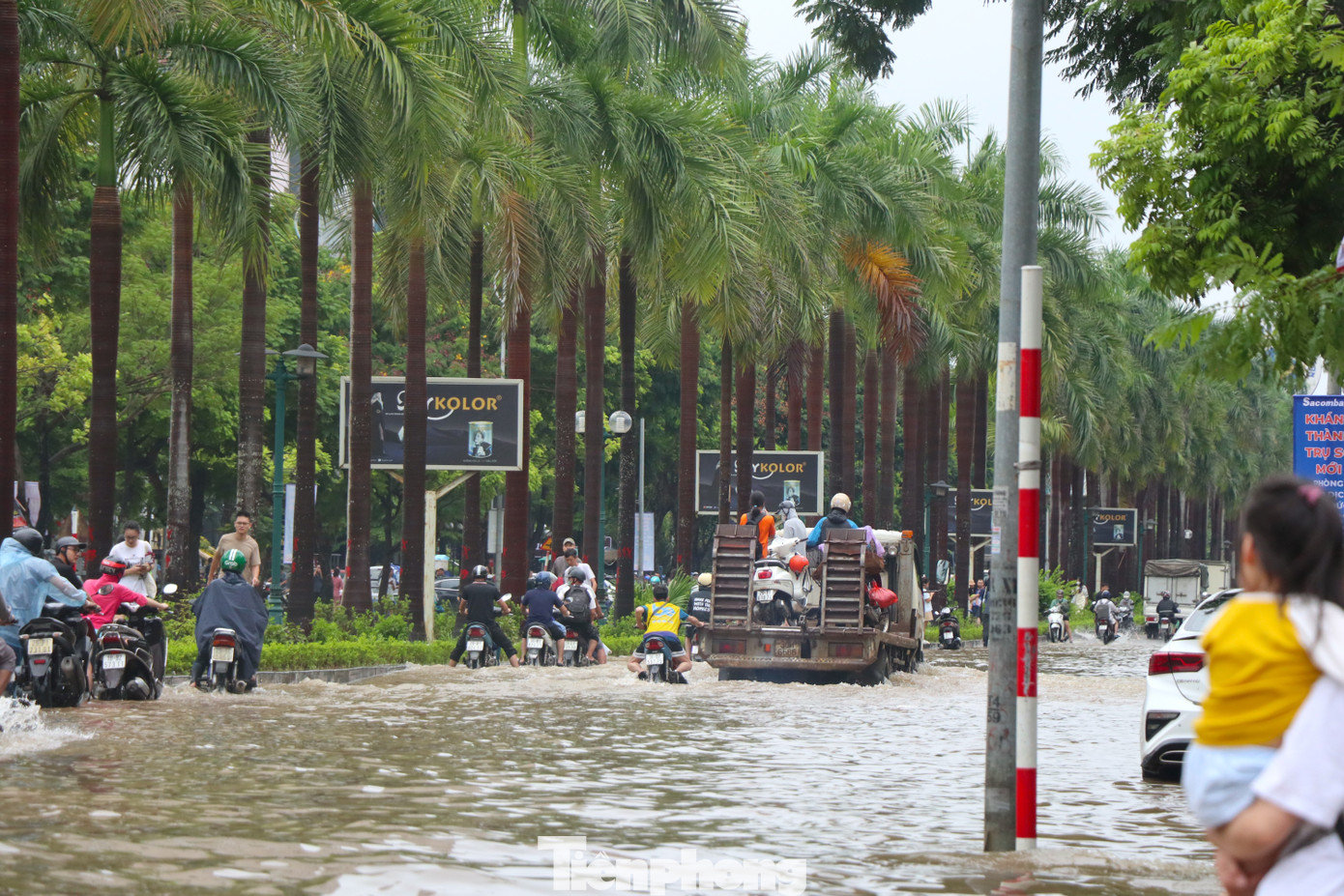 Xe cứu hộ được "tận dụng" để đưa xe máy đi qua khu vực ngập.