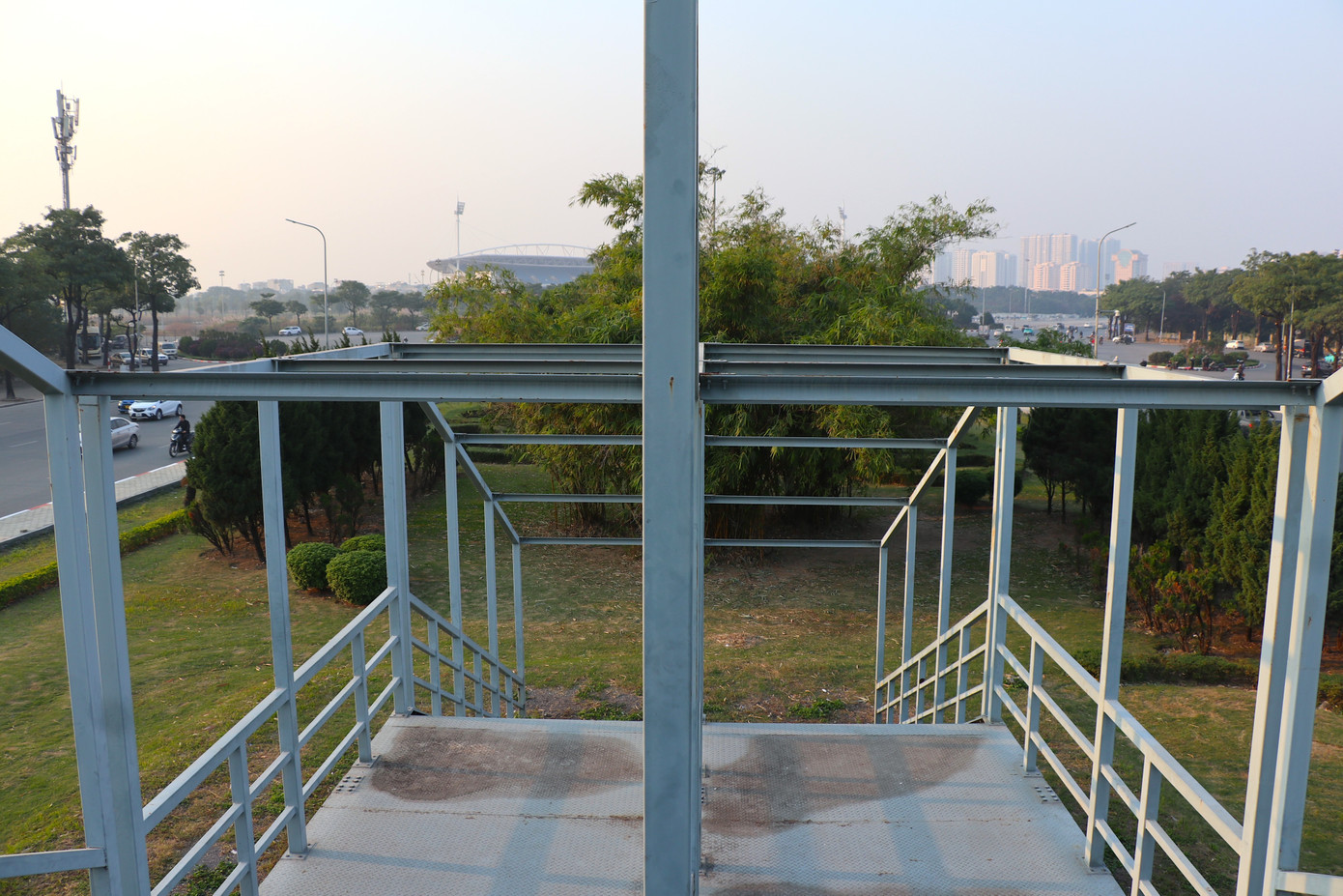 Cây cầu thuộc dự án Đường đua F1, xây dựng theo kiểu lắp ghép bằng thép, được khởi công từ năm 2019. Cây cầu này có nhiều điểm khác lạ với cầu thang lên xuống có điểm xuống đi thẳng xuống bãi cỏ phía trước một bụi tre nằm ở dải phân cách giữa đường. Cây cầu thuộc dự án Đường đua F1, xây dựng theo kiểu lắp ghép bằng thép, được khởi công từ năm 2019. Cây cầu này có nhiều điểm khác lạ với cầu thang lên xuống có điểm xuống đi thẳng xuống bãi cỏ phía trước một bụi tre nằm ở dải phân cách giữa đường.