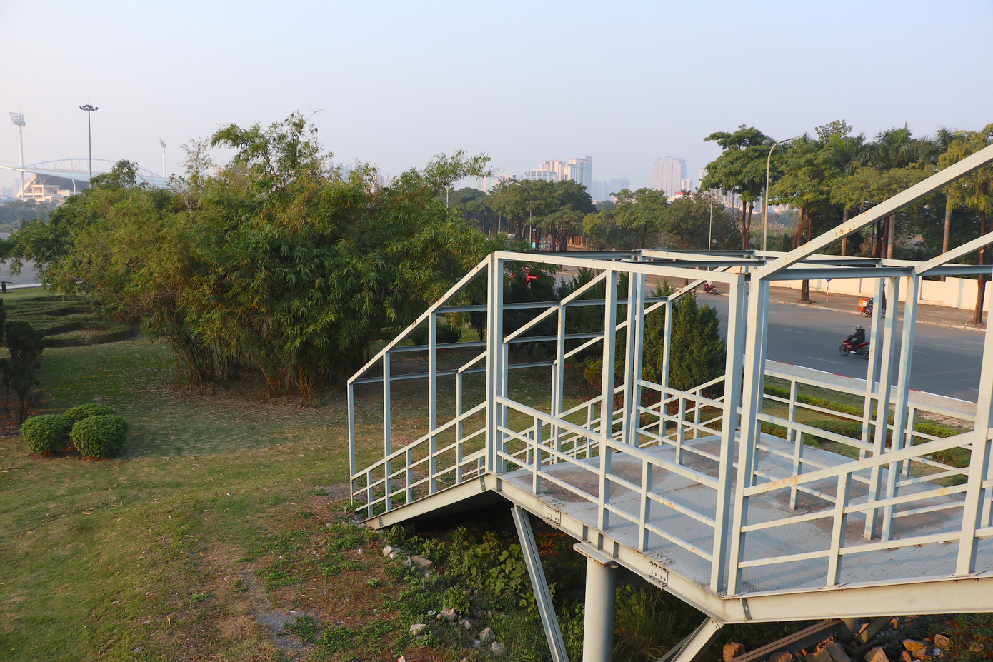 "Dù nhiều lần đi qua đây nhưng tôi không thấy có ai đi lên, xuống lối đi có thiết kế kỳ lạ này. Nhiều lần đến sân vận động Mỹ Đình nhưng vì vị trí không phù hợp nên tôi chưa đi qua cây cầu này bao giờ vì xa quá. Xây dựng như vậy có phần dư thừa, tốn kém trong khi không đem lại được lợi ích cho người tham gia giao thông", anh Bạch Hải Đạt (Nam Từ Liêm, Hà Nội) chia sẻ. "Dù nhiều lần đi qua đây nhưng tôi không thấy có ai đi lên, xuống lối đi có thiết kế kỳ lạ này. Nhiều lần đến sân vận động Mỹ Đình nhưng vì vị trí không phù hợp nên tôi chưa đi qua cây cầu này bao giờ vì xa quá. Xây dựng như vậy có phần dư thừa, tốn kém trong khi không đem lại được lợi ích cho người tham gia giao thông", anh Bạch Hải Đạt (Nam Từ Liêm, Hà Nội) chia sẻ.