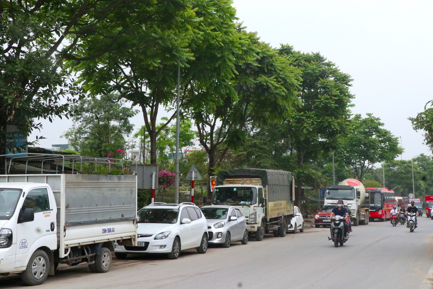 Lượng xe chờ đăng kiểm kéo dài gần 500m dọc đường đại lộ Thăng Long để chờ vào đăng kiểm từ sáng sớm.