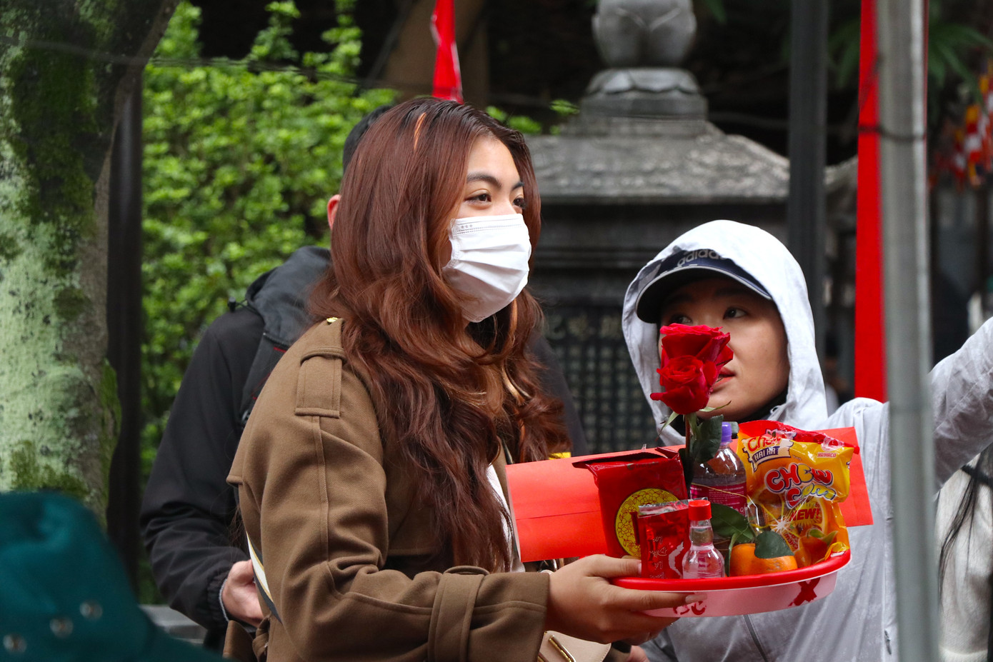 Nhiều bạn trẻ không quản ngại đi sớm để chọn được đồ lễ ưng ý và chuẩn bị văn khấu cầu duyên cẩn thận. Chị Thuỳ Trang (Long Biên, Hà Nội) chia sẻ: "Dù trời mưa rét nhưng mình đã cố gắng dậy sớm để đến chùa Hà làm lễ trong buổi sáng ngày rằm tháng Giêng. Mình thấy chùa Hà thiên về tình duyên, độc thân cũng lâu năm nên muốn thử một lần cầu duyên xem có linh như mọi người nói hay không".