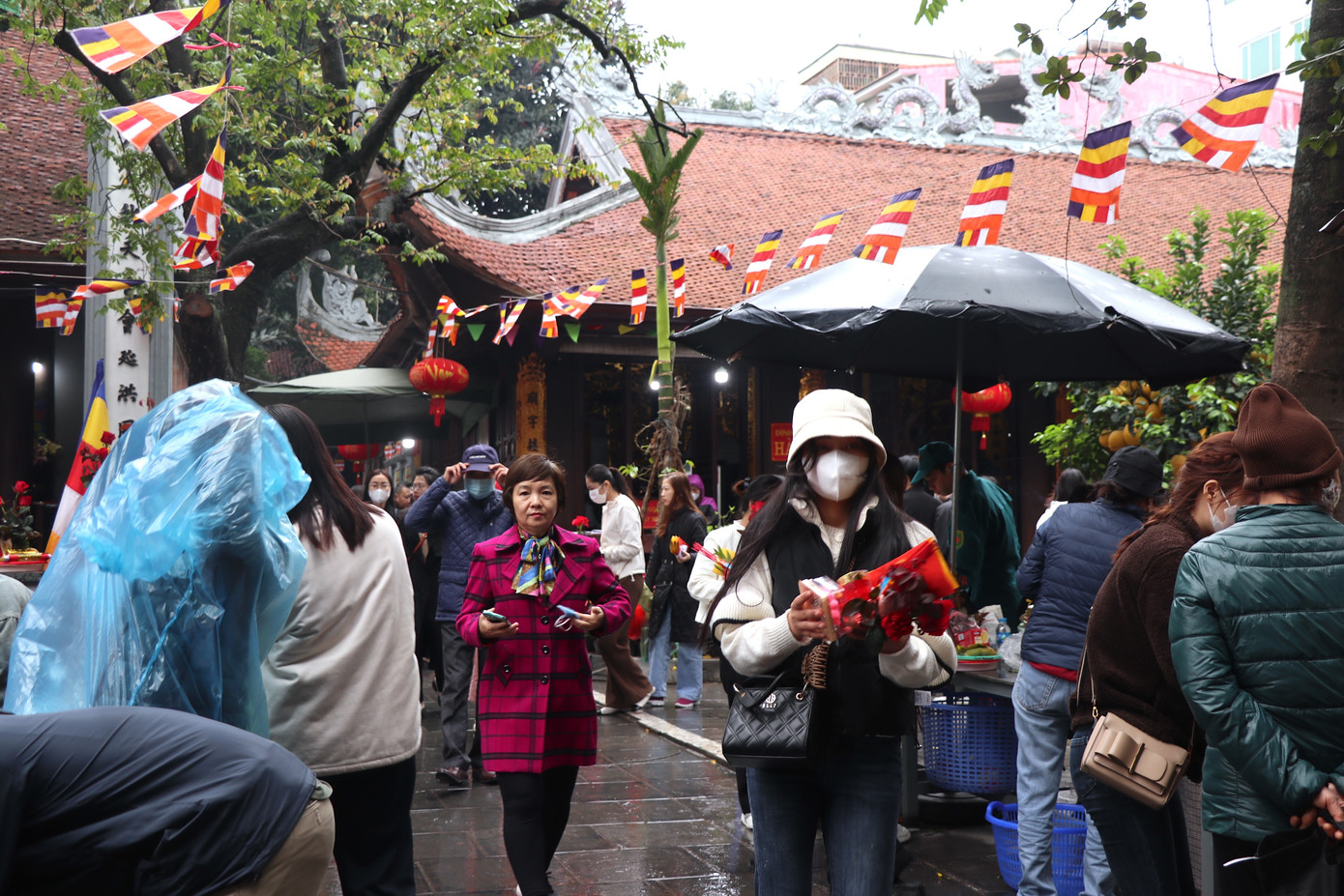 Không chỉ là nơi cầu duyên, chùa Hà còn là một địa điểm du xuân được nhiều người lựa chọn trong dịp đầu năm mới. Như thường niên, nơi đây đông khách ghé thăm đến hết rằm tháng Giêng.