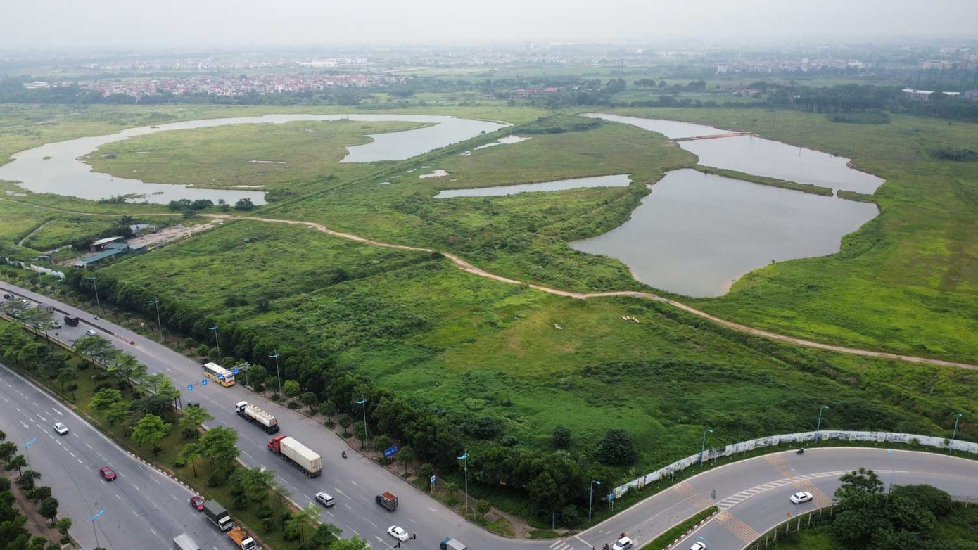 Được mệnh danh là “Disneyland” tại Việt Nam, công viên Kim Quy ở xã Vĩnh Ngọc, Đông Anh, Hà Nội được khởi công từ tháng 9/2016. Với quy mô khoảng 100.000 m2 cùng số vốn khoảng 4.600 tỷ đồng, Công viên Kim Quy hứa hẹn sẽ là một tổ hợp vui chơi giải trí và sự kiện đẳng cấp quốc tế. Tuy nhiên, đến nay vẫn chỉ là một khu đất trống, trở thành nơi chăn thả gia súc của người dân địa phương. Được mệnh danh là “Disneyland” tại Việt Nam, công viên Kim Quy ở xã Vĩnh Ngọc, Đông Anh, Hà Nội được khởi công từ tháng 9/2016. Với quy mô khoảng 100.000 m2 cùng số vốn khoảng 4.600 tỷ đồng, Công viên Kim Quy hứa hẹn sẽ là một tổ hợp vui chơi giải trí và sự kiện đẳng cấp quốc tế. Tuy nhiên, đến nay vẫn chỉ là một khu đất trống, trở thành nơi chăn thả gia súc của người dân địa phương.