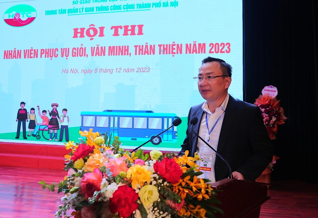 Ông Thái Hồ Phương - Phó Giám đốc phụ trách Trung tâm Quản lý giao thông công cộng Hà Nội khai mạc hội thi.