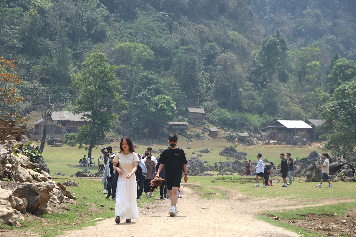 Từ năm 2020, với chủ trương xây dựng bản du lịch cộng đồng Tà Số của UBND huyện Mộc Châu, khu vực Hang Táu được biết đến nhiều hơn. Lượng khách tìm đến Hang Táu ngày càng đông, hình thành một số dịch vụ đáp ứng nhu cầu tham quan, trải nghiệm của du khách.