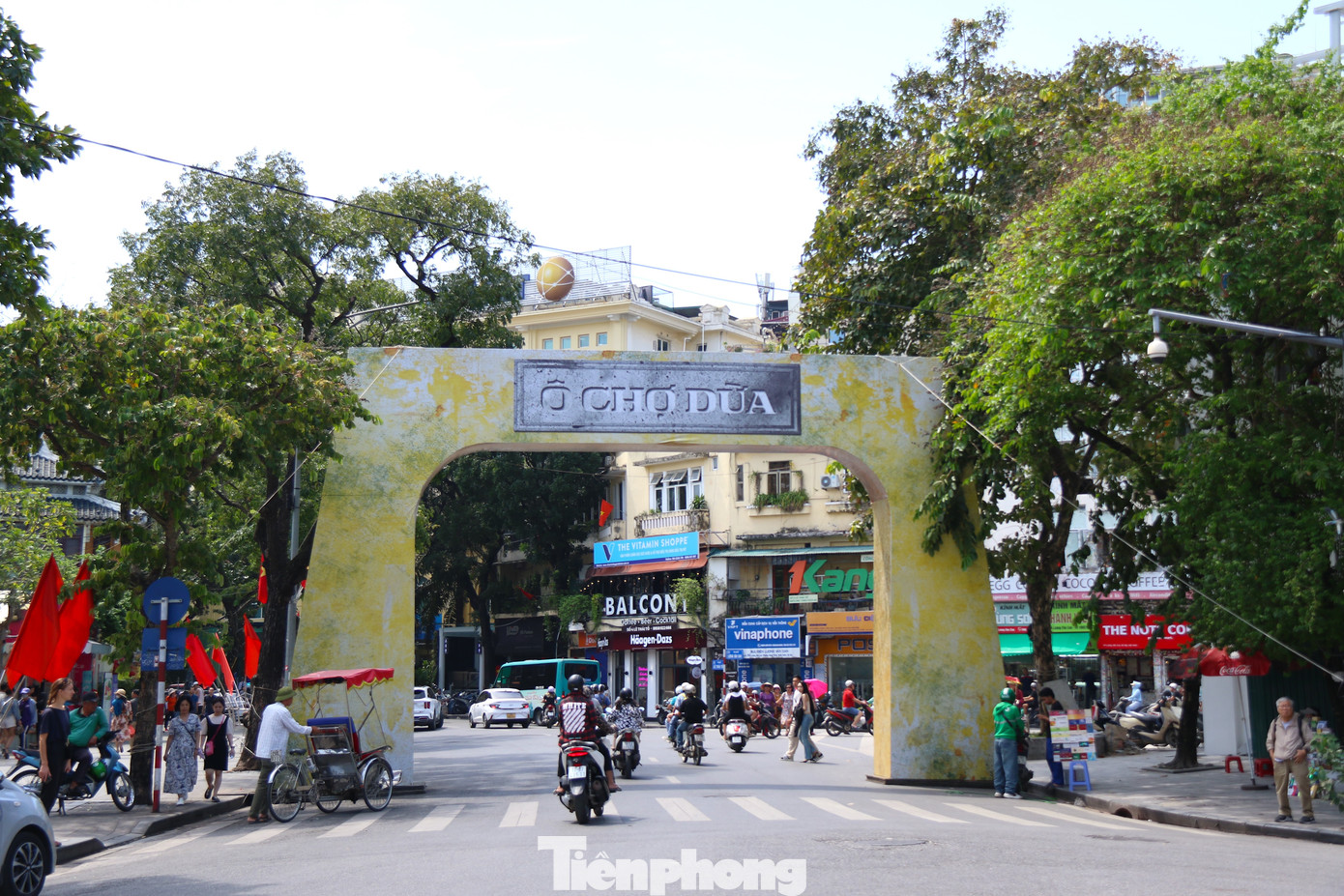 Hiện, các mô hình công trình biểu tượng, nhằm tái hiện cảnh đoàn quân tiên phong tiến về qua 5 cửa ô trong Đại lễ Kỷ niệm 70 năm Giải phóng Thủ đô (10/10/1954-10/10/2024) đang được thực hiện xung quanh hồ Hoàn Kiếm. Hiện, các mô hình công trình biểu tượng, nhằm tái hiện cảnh đoàn quân tiên phong tiến về qua 5 cửa ô trong Đại lễ Kỷ niệm 70 năm Giải phóng Thủ đô (10/10/1954-10/10/2024) đang được thực hiện xung quanh hồ Hoàn Kiếm.