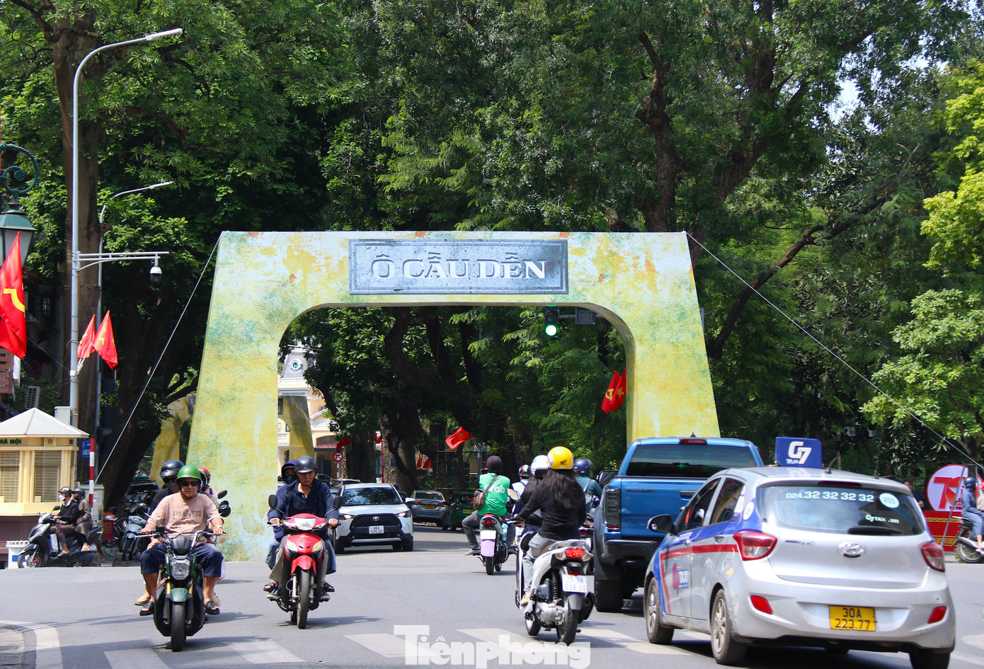 Những cái tên Ô Cầu Giấy, Cầu Dền, Đống Mác, Chợ Dừa được tái hiện, gợi nhắc về ký ức trường tồn trong lòng người Hà Nội và cả nước. Những cái tên Ô Cầu Giấy, Cầu Dền, Đống Mác, Chợ Dừa được tái hiện, gợi nhắc về ký ức trường tồn trong lòng người Hà Nội và cả nước.