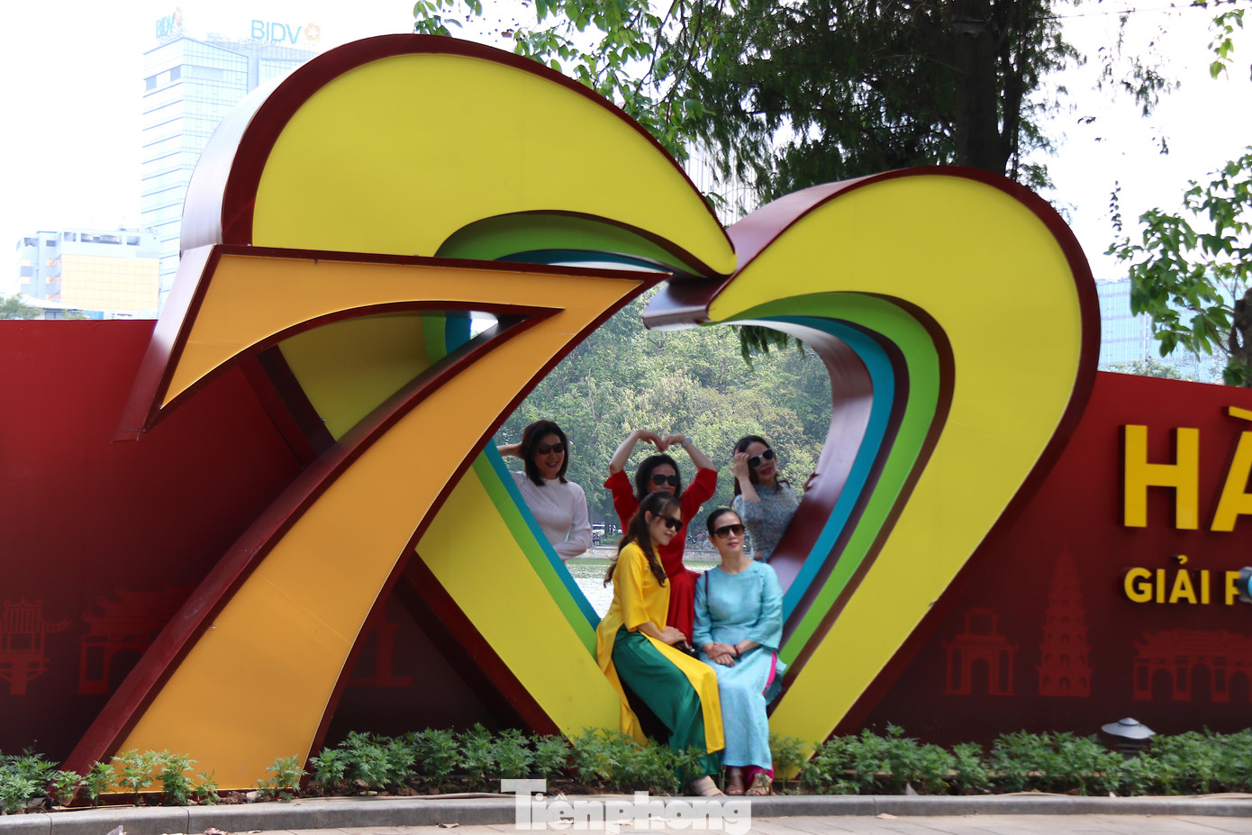 Dù nhiều hình chưa được hoàn thiện, vẫn đang trong giai đoạn thi công, tuy nhiên rất nhiều bạn trẻ đã đến để check-in, chụp ảnh. Dù nhiều hình chưa được hoàn thiện, vẫn đang trong giai đoạn thi công, tuy nhiên rất nhiều bạn trẻ đã đến để check-in, chụp ảnh.