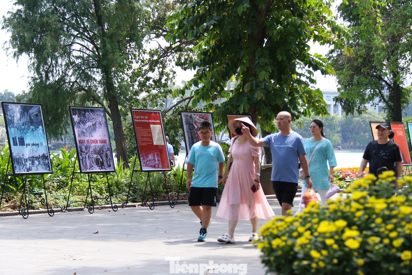 Khách tham quan thích thú với triển lãm ảnh “Hà Nội trong tôi” bên hồ Hoàn Kiếm. Khách tham quan thích thú với triển lãm ảnh “Hà Nội trong tôi” bên hồ Hoàn Kiếm.