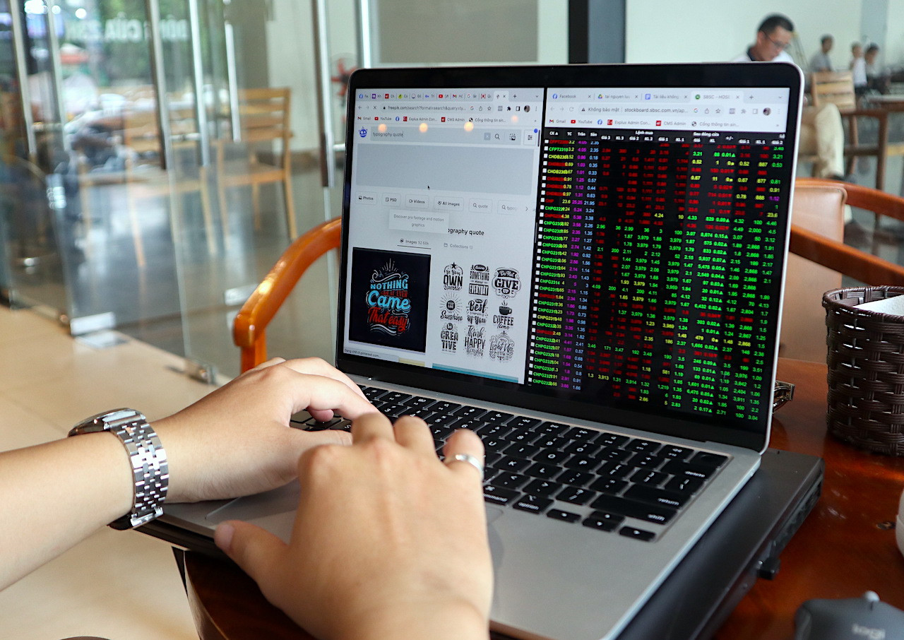 Nhiều vị trí công việc đòi hỏi người trẻ luôn phải tự cập nhật, đón đầu xu hướng. Nhiều vị trí công việc đòi hỏi người trẻ luôn phải tự cập nhật, đón đầu xu hướng.