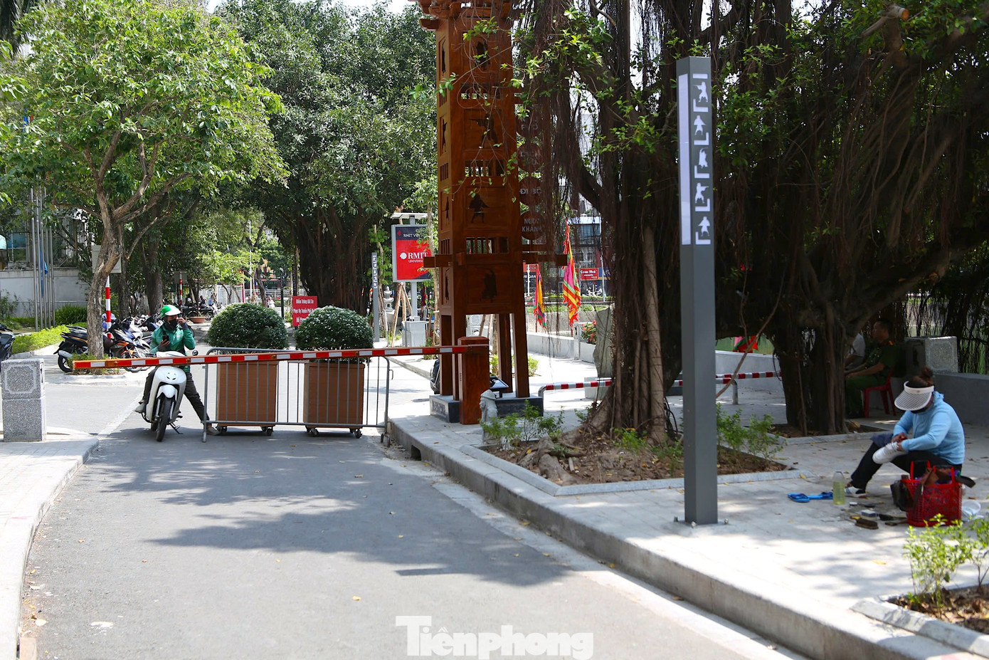 Dù đã có phương án điều chỉnh tổ chức giao thông tại một số tuyến đường lân cận khu vực hồ Ngọc Khánh nhưng vẫn có nhiều phương tiện di chuyển vào trong khu vực đường đi bộ.