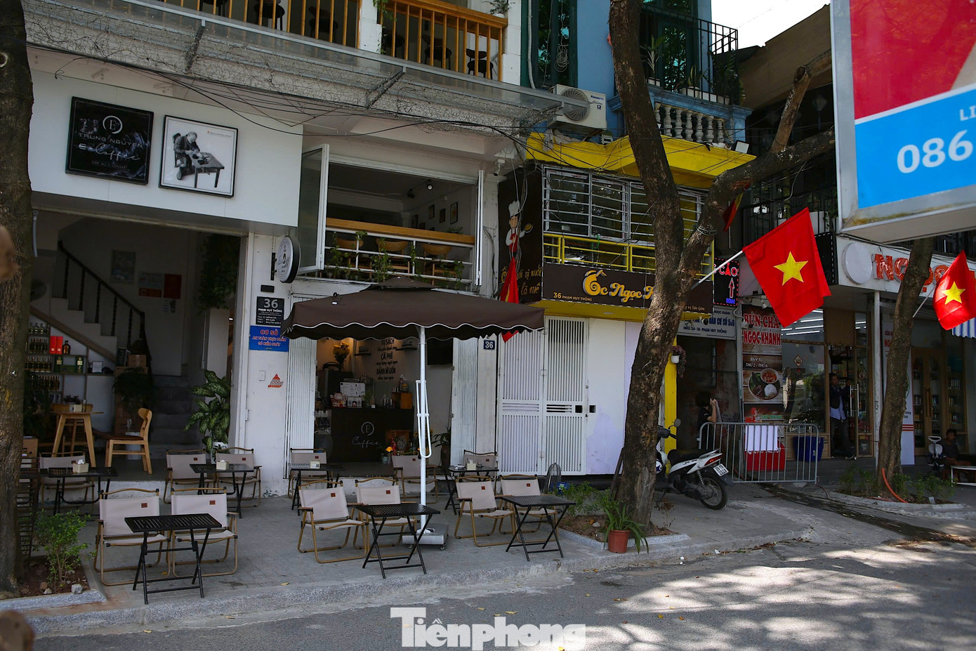 Theo chia sẻ của một chủ quán cà phê tại phố đi bộ hồ Ngọc Khánh, trong thời gian phố đi bộ thí điểm hoạt động, số lượng khách không đông. Theo người này, nguyên nhân vắng du khách một phần do tại đây chưa có nhiều các hoạt động vui chơi giải trí.