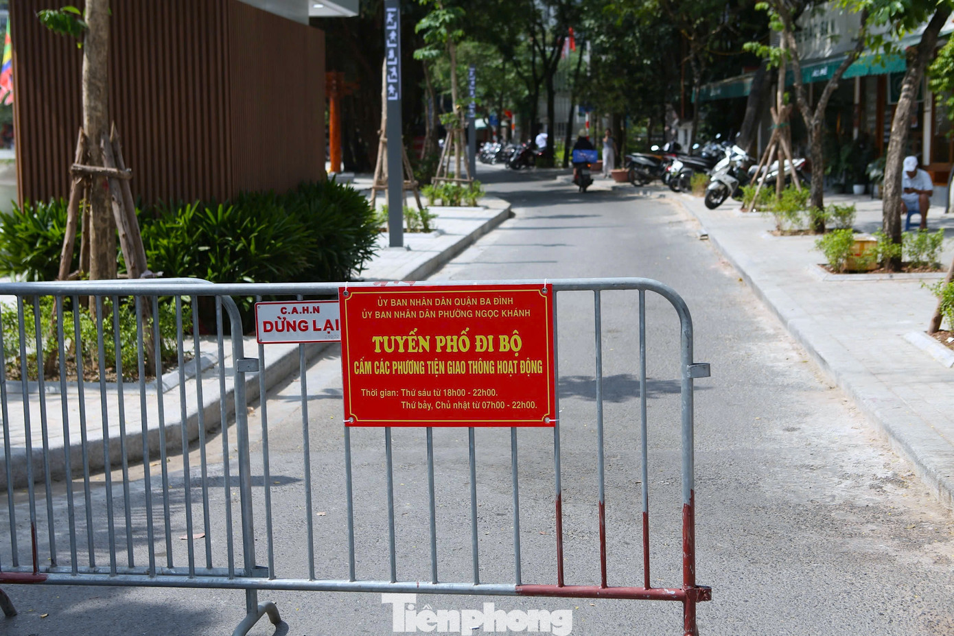 Tuy nhiên sau tuần đầu tiên đi vào hoạt động, ghi nhận trong hai ngày 19,20/10, không khí trên tuyến phố đi bộ mới lâm vào cảnh đìu hiu, vắng vẻ.