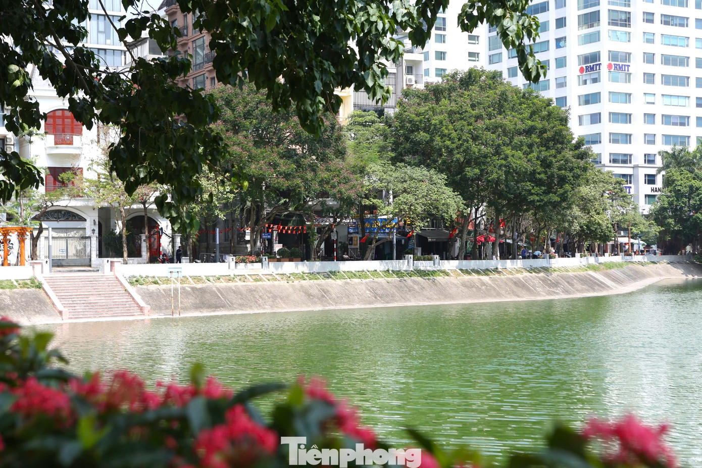 Phố đi bộ quanh hồ Ngọc Khánh có tổng mức đầu tư gần 30 tỷ đồng từ nguồn vốn ngân sách quận Ba Đình. Đây là công trình chào mừng 70 năm Giải phóng Thủ đô (10/10/1954 - 10/10/2024).