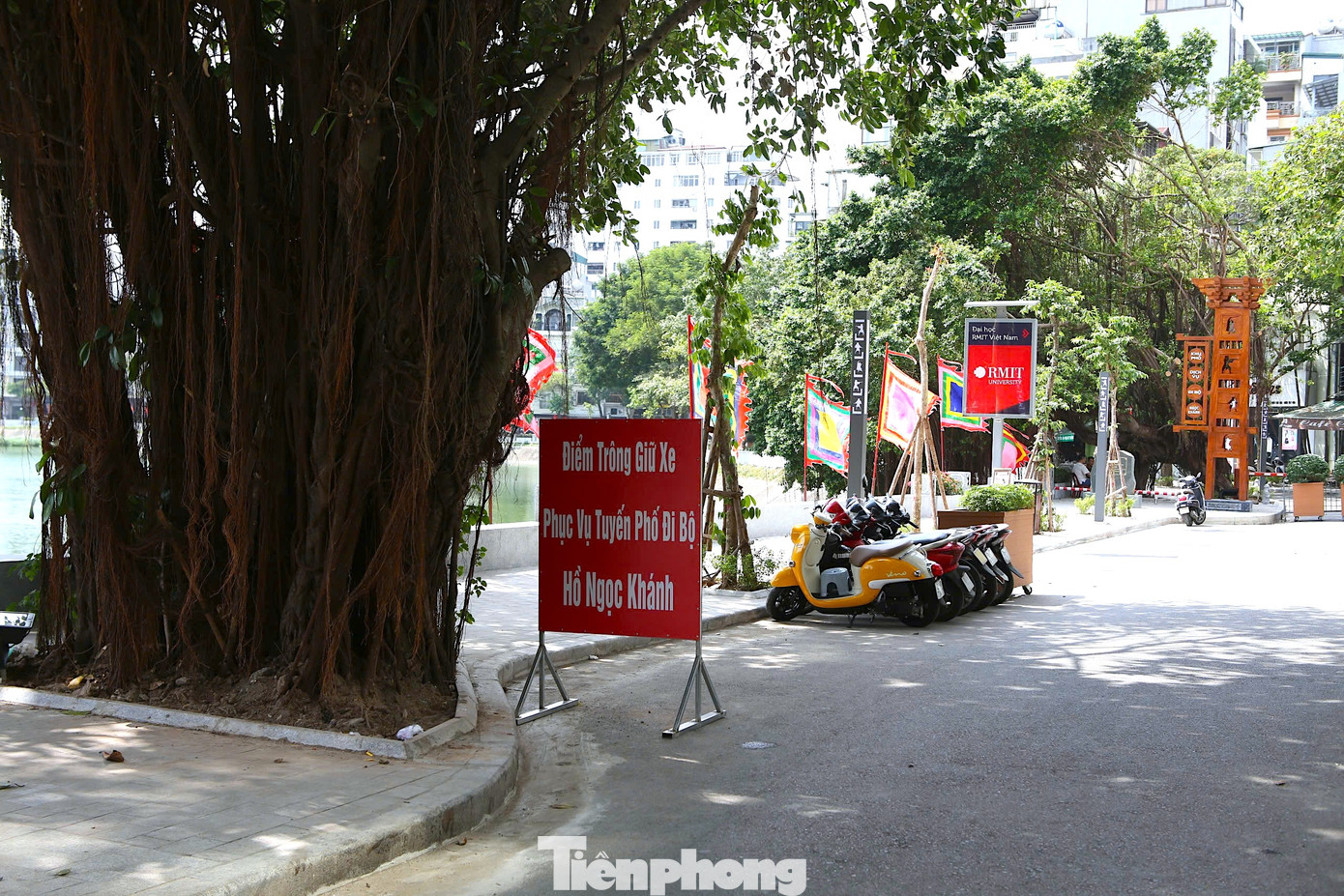 Khu vực trông giữ xe phục vụ tuyến phố đi bộ.