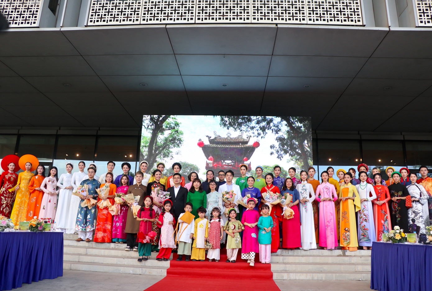 Sự tham gia của nhiều nhà thiết kế trẻ mang tới làn gió mới cho Lễ hội Áo dài năm nay.