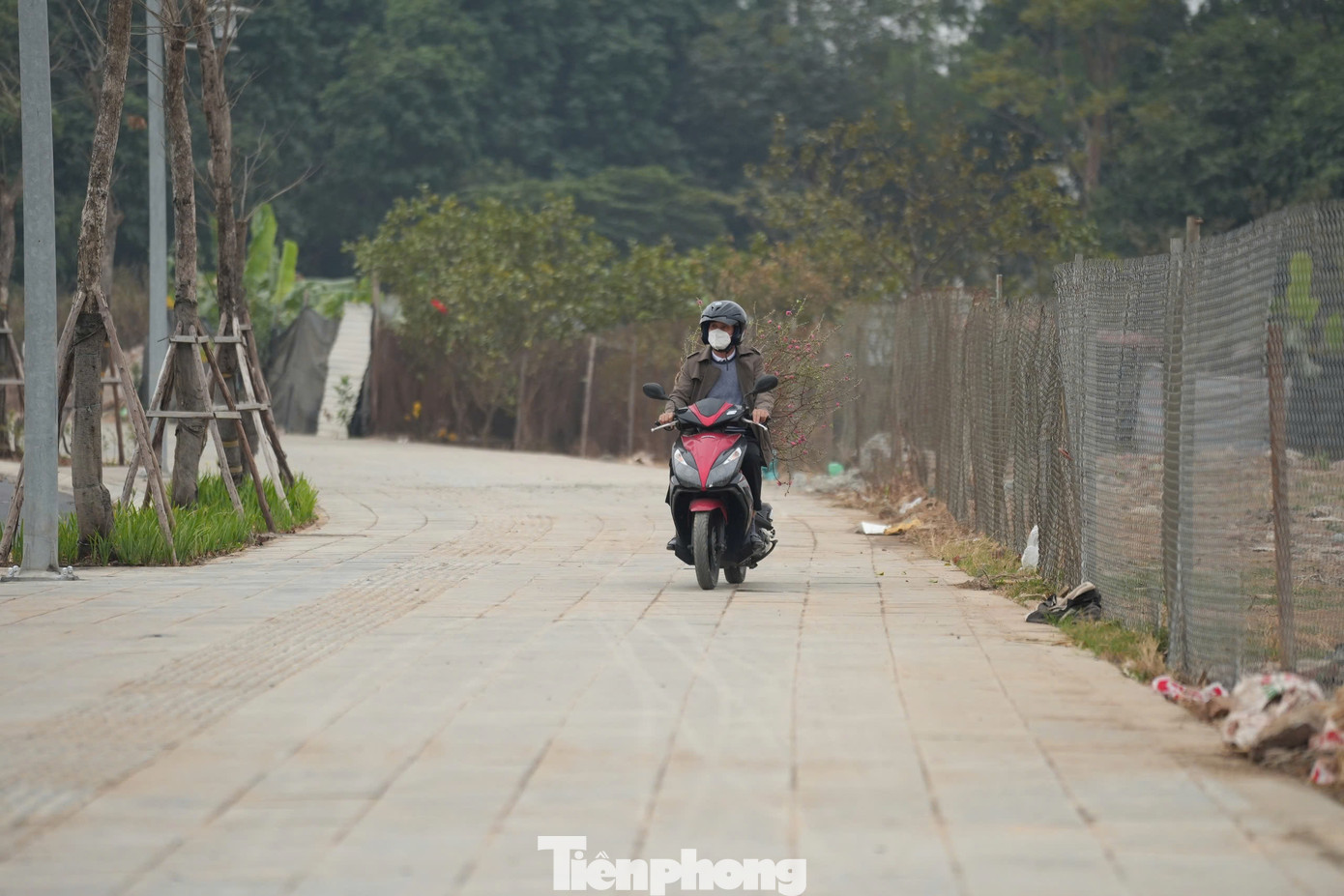 Nhiều phương tiện đi sai làn, trèo lên vỉa hè trong ngày đầu thông xe tạm.