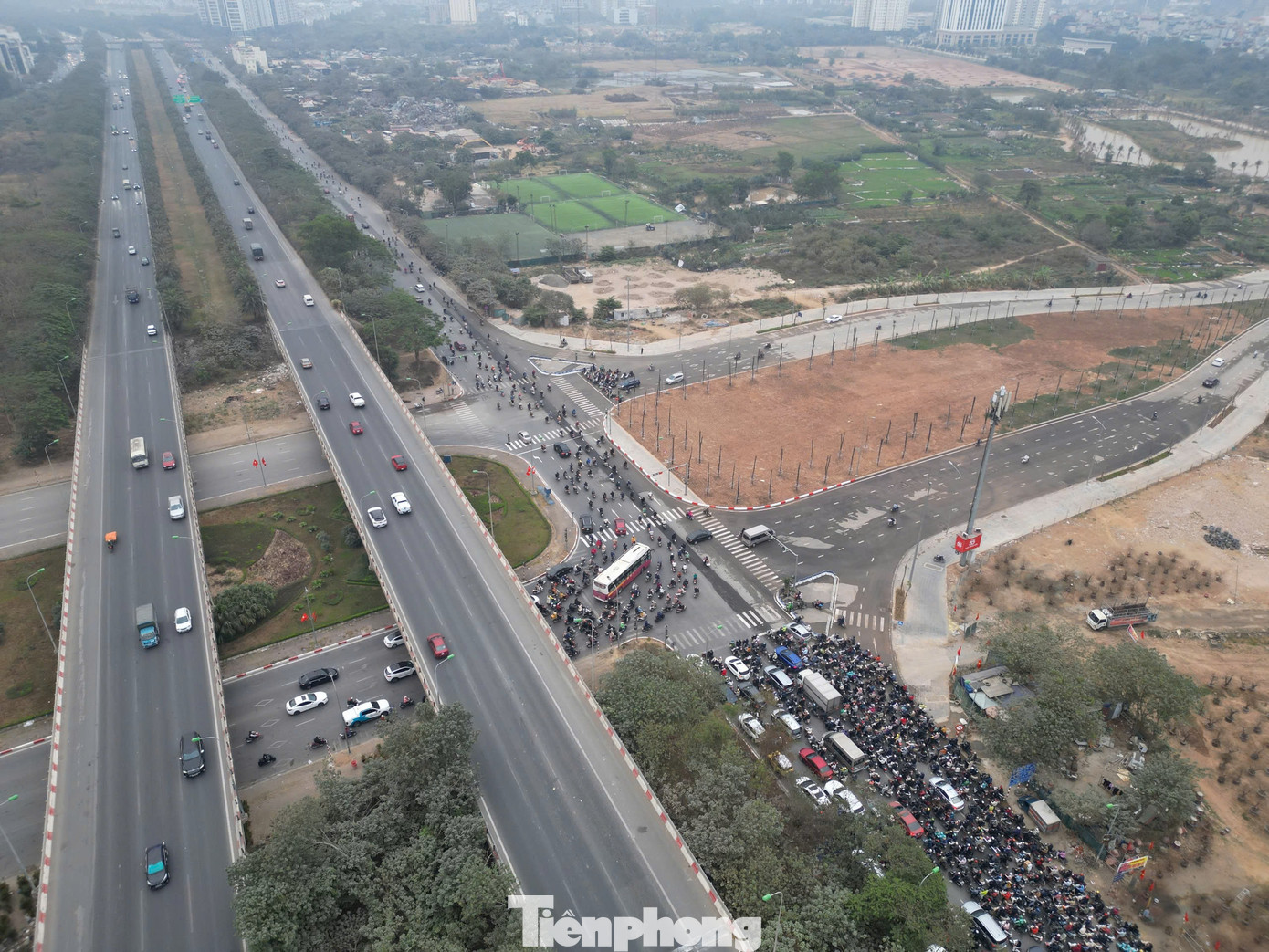 Đại diện Ban Quản lý dự án quận Nam Từ Liêm cho biết đoạn từ nút giao Đại lộ Thăng Long đến nút giao với đường Đại Mỗ dài 1,9 km, đã cơ bản hoàn thành các hạng mục như chiếu sáng, cây xanh, biển báo giao thông...