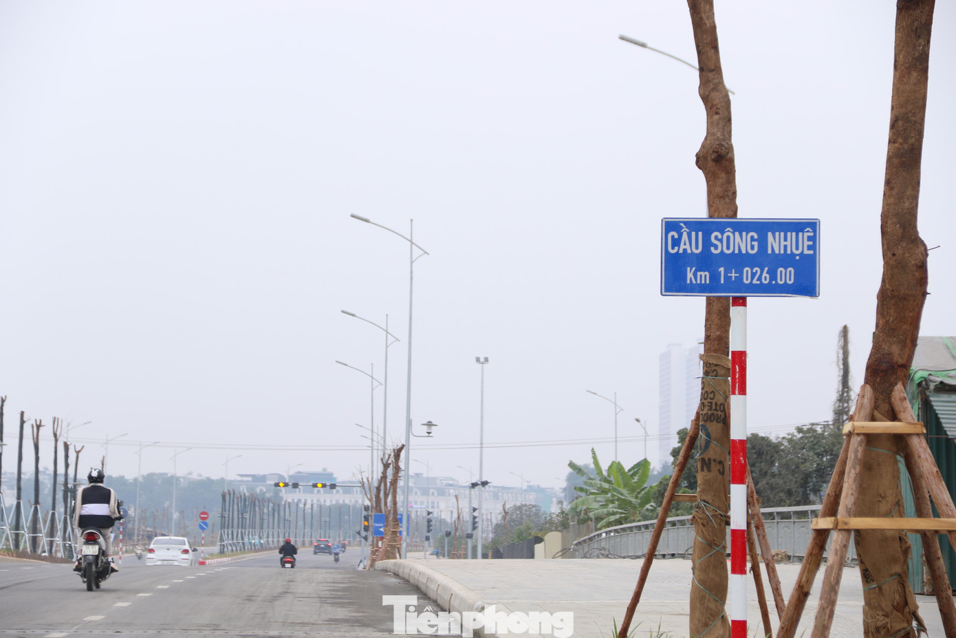 Ghi nhận thực tế, trong buổi sáng đầu tiên thông xe, lượng phương tiện lưu thông trên đường Lê Quang Đạo kéo dài chưa quá đông đúc.