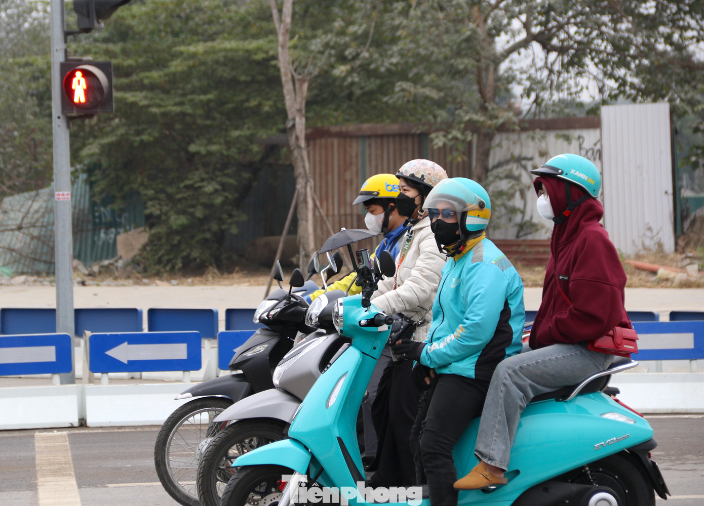 Người dân chấp hành hệ thống đèn tín hiệu, hiệu lệnh của người điều tiết, phân luồng giao thông tại nút giao Đại lộ Thăng Long.