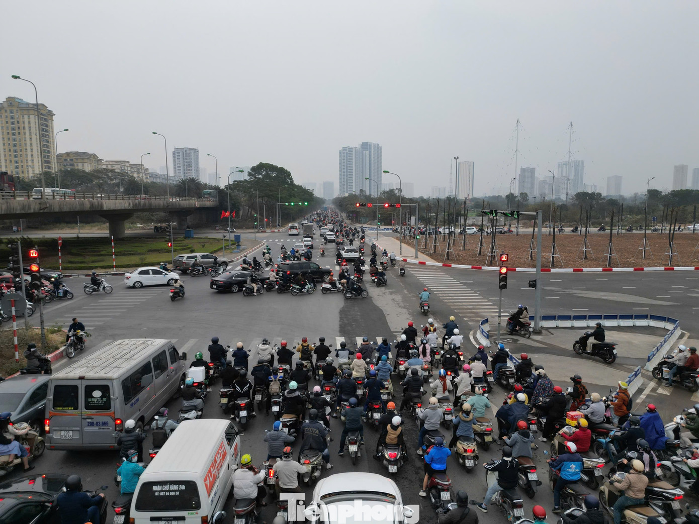 Để đảm bảo tính khớp nối với quy mô đường Lê Quang Đạo hiện hữu, khoảng 110 m đầu của con đường được thiết kế với mặt cắt ngang rộng tới 100 m và hoàn chỉnh phương án tổ chức giao thông cắt với đại lộ Thăng Long.