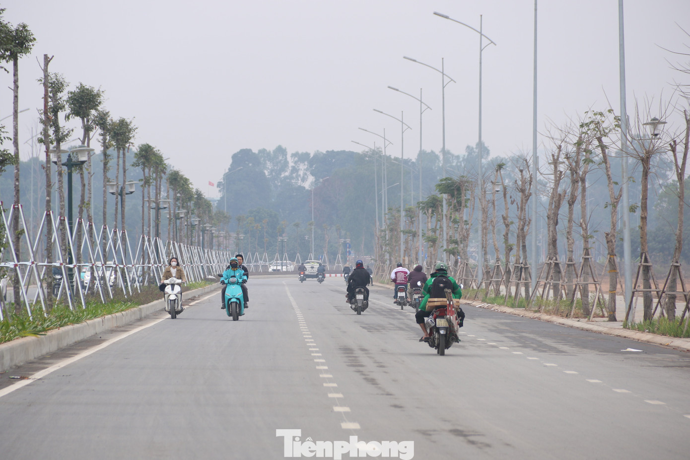 Nhiều phương tiện đi sai làn, trèo lên vỉa hè trong ngày đầu thông xe tạm.