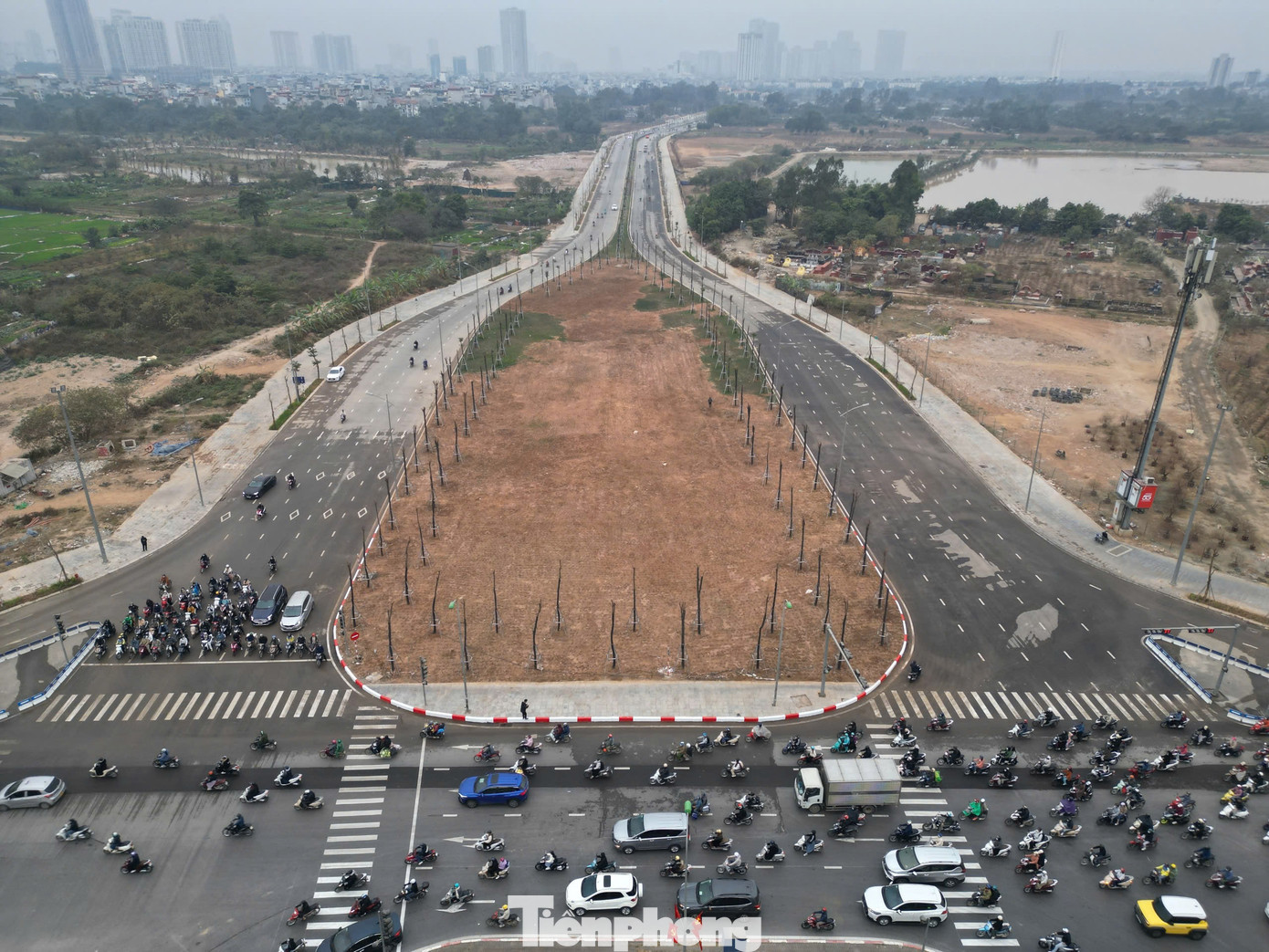 Hiện nay đoạn tuyến dài 1,9 km từ nút giao đường gom Đại lộ Thăng Long đến hết phạm vi giao cắt với đường Đại Mỗ (đường 70) đã cơ bản hoàn thành.