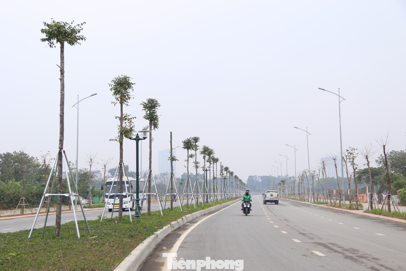 Việc đưa vào khai thác tạm tuyến đường giảm ùn tắc trên các trục đường chính như Đại lộ Thăng Long, Đường 70, Tố Hữu, Lê Quang Đạo và đáp ứng nhu cầu đi lại của người dân dịp Tết Nguyên đán Ất Tỵ 2025.