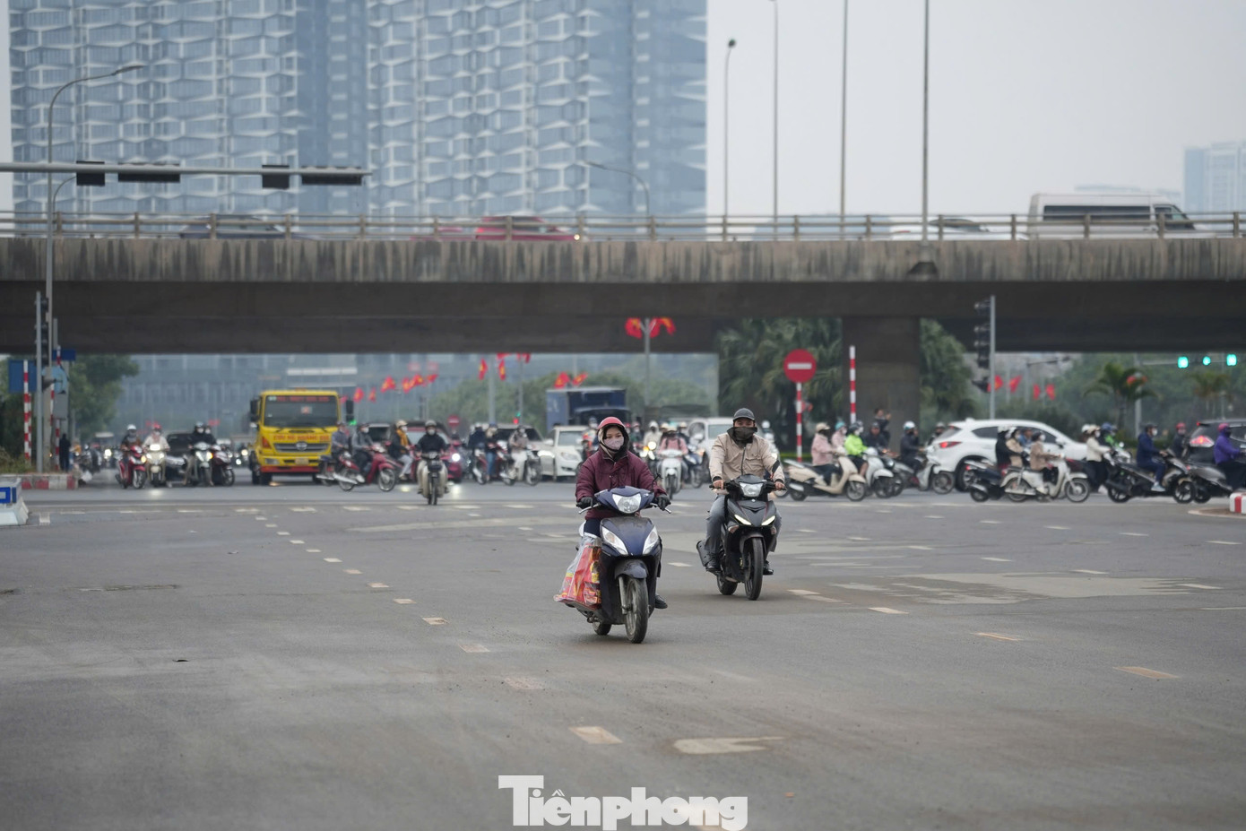 Sau khi bị trễ hẹn về đích sớm, dự án đường Lê Quang Đạo kéo dài nối quận Nam Từ Liêm với quận Hà Đông đang được các nhà thầu tập trung cao độ máy móc, thiết bị và nhân lực quyết tâm hoàn thành vào tháng 5.