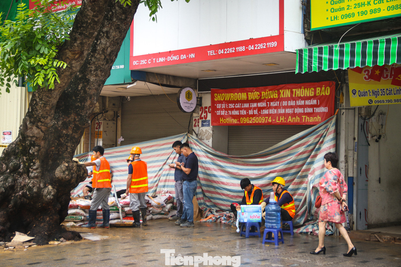 Các cửa hàng phải di dời, tạm ngừng kinh doanh để đảm bảo an toàn khi thi công tuyến metro. Các cửa hàng phải di dời, tạm ngừng kinh doanh để đảm bảo an toàn khi thi công tuyến metro.
