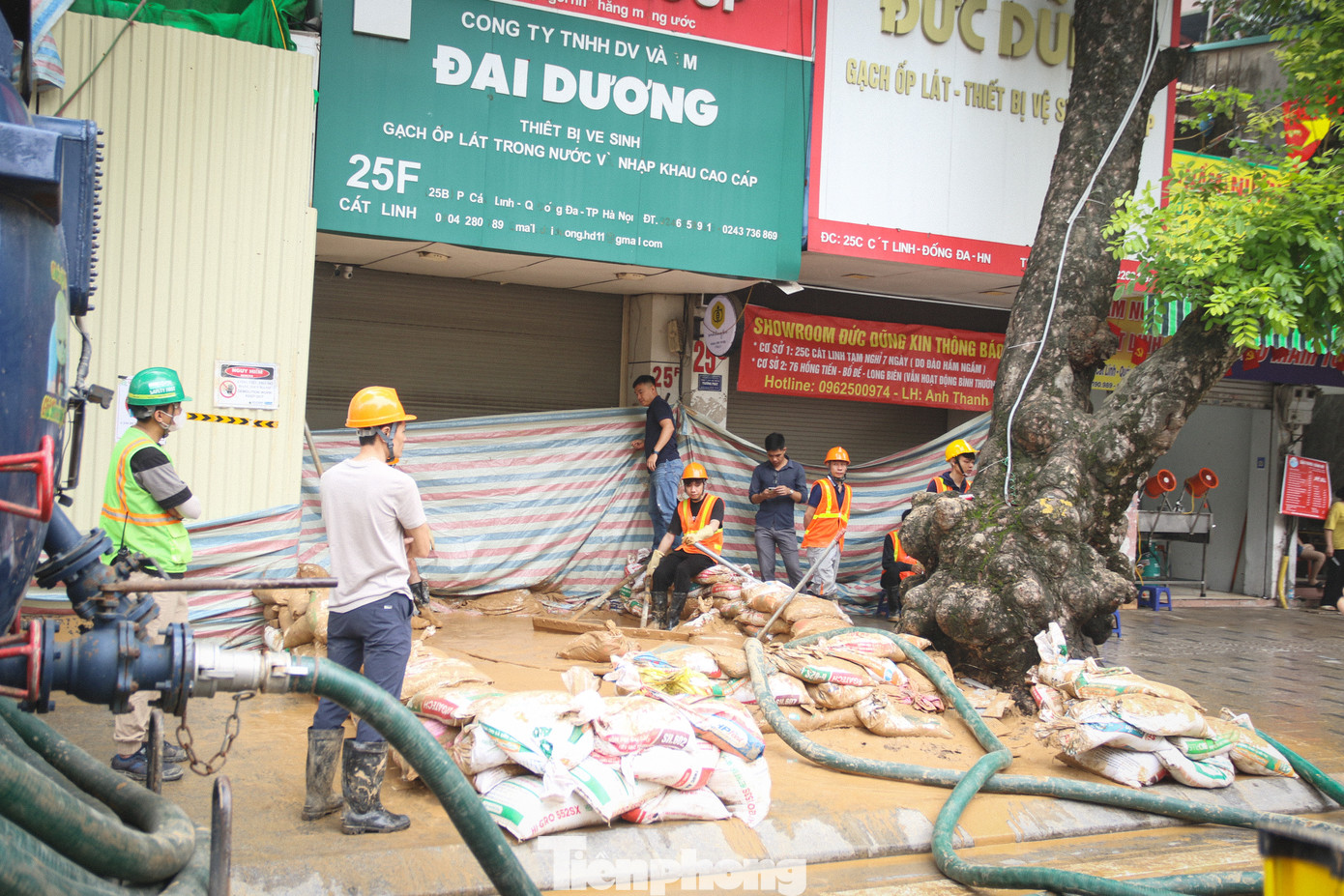 Lớp bùn dày trào trên diện tích chừng 20 m2 ở phố Cát Linh. Lớp bùn dày trào trên diện tích chừng 20 m2 ở phố Cát Linh.
