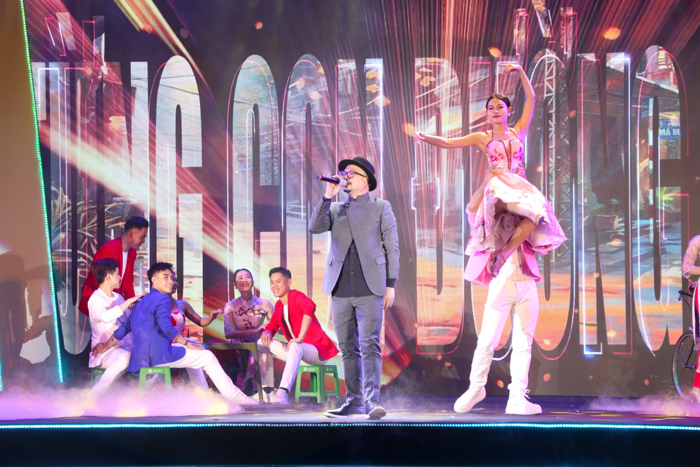 Chương trình nghệ thuật với sự góp mặt và tham gia của các nghệ sỹ nổi tiếng: Dương Thuận The Voice, nghệ sỹ Saxophone Thanh Tùng, ca sỹ Hà Lê... Chương trình nghệ thuật với sự góp mặt và tham gia của các nghệ sỹ nổi tiếng: Dương Thuận The Voice, nghệ sỹ Saxophone Thanh Tùng, ca sỹ Hà Lê...