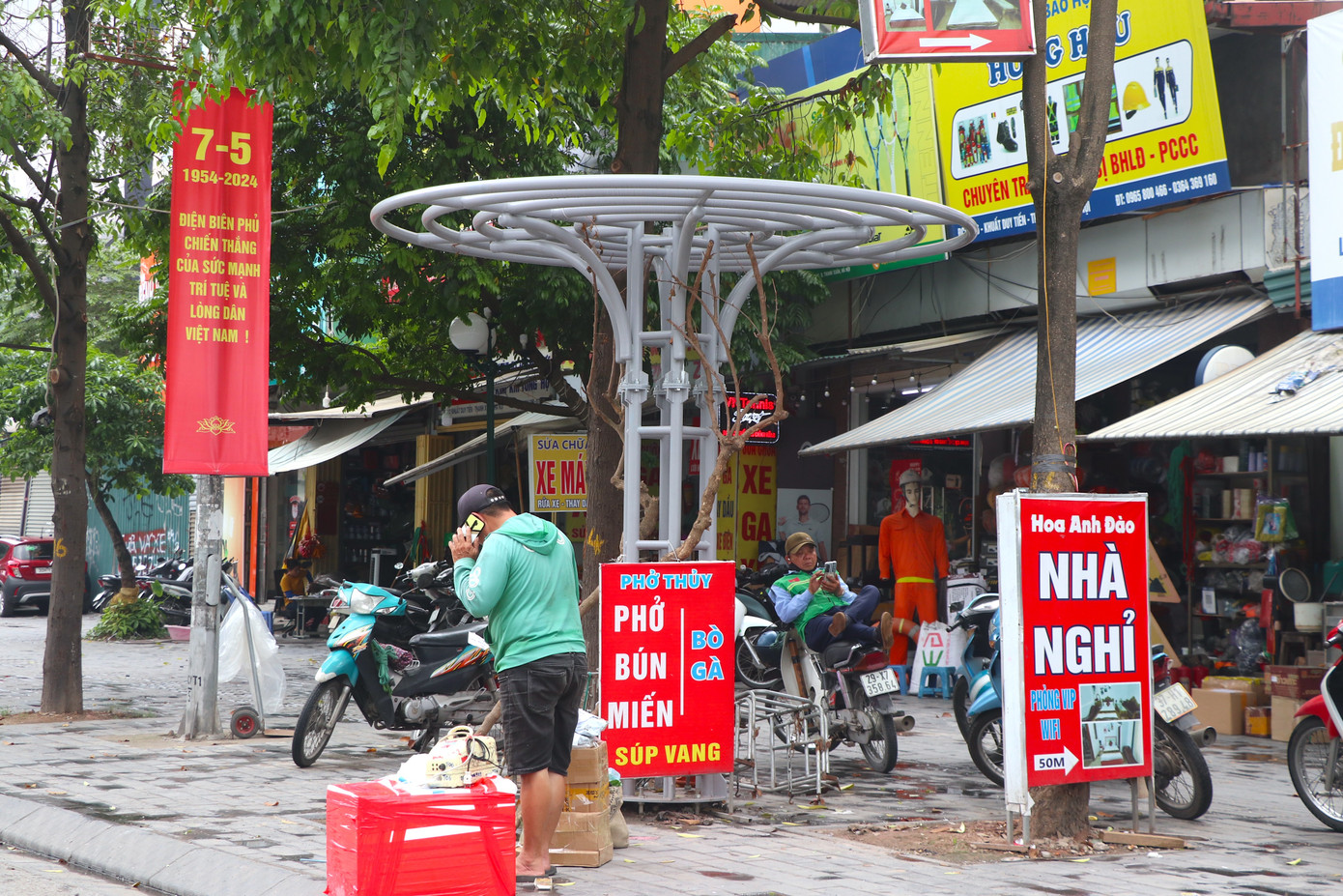 Người dân treo biển hiệu quảng cáo tại các giàn hoa.