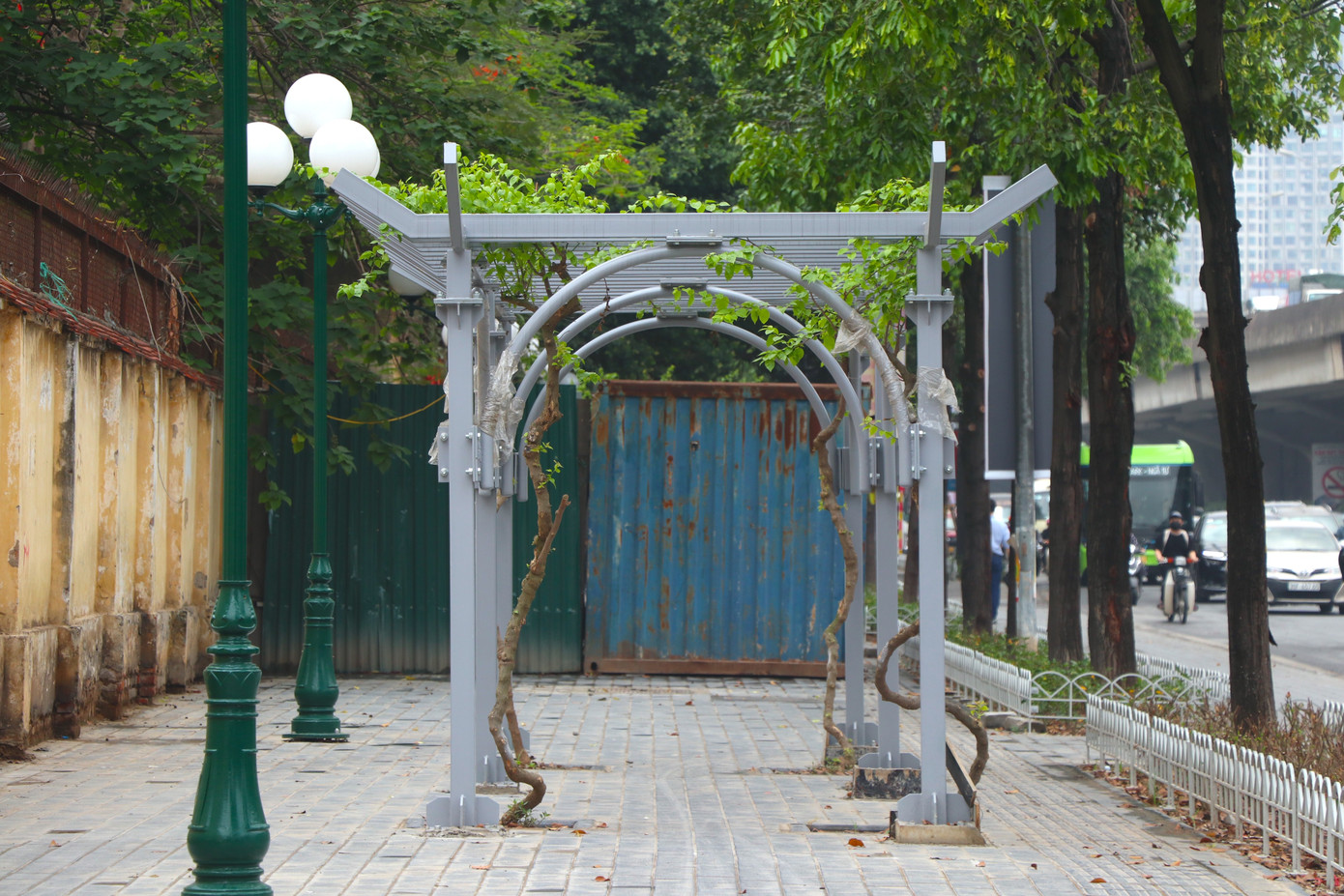 Sau khi cải tạo, trên vỉa hè đường Khuất Duy Tiến (quận Thanh Xuân, Hà Nội) xuất hiện nhiều giàn hoa độc đáo. Ngoài việc được lát đá mới, trên vỉa hè của tuyến đường còn xuất hiện nhiều giàn hoa bằng khung kim loại dưới dạng cổng chào, hình chiếc ô... được phủ sơn màu bạc, bắt vít chắc chắn.