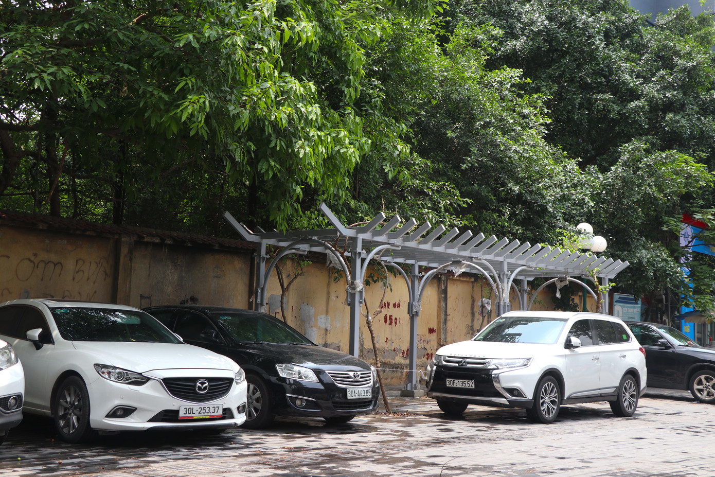 Các phương tiện "khoá chặt" những giàn hoa là hình ảnh dễ thấy tại tuyến đường.