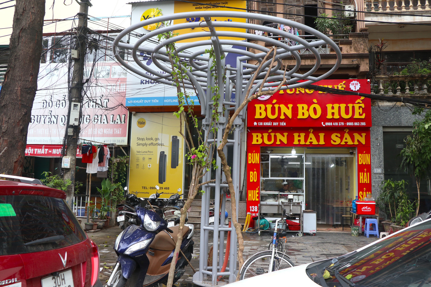 Được kỳ vọng sẽ đem lại vẻ đẹp đô thị mới cho khu vực, nhiều người dân tại khu vực mong chờ những giàn hoa trên vỉa hè sớm bung nở, không còn bị chiếm dụng để tạo nên cảnh quan xanh - sạch - đẹp cho tuyến đường của Thủ đô.