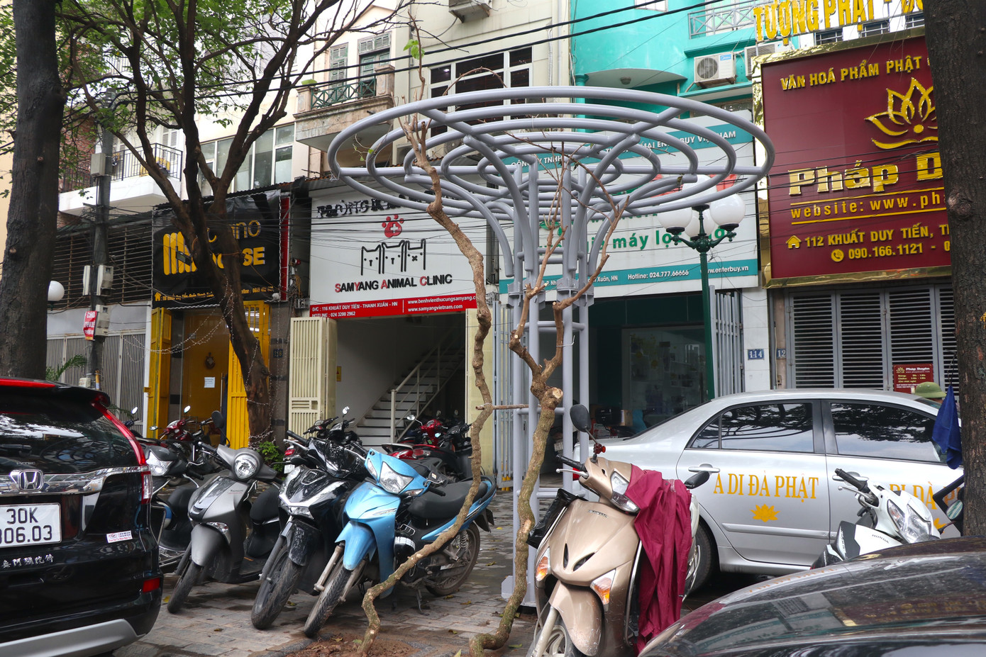 Ô tô, xe máy vô tư đỗ tràn hai bên giàn hoa gây mất mỹ quan đô thị.