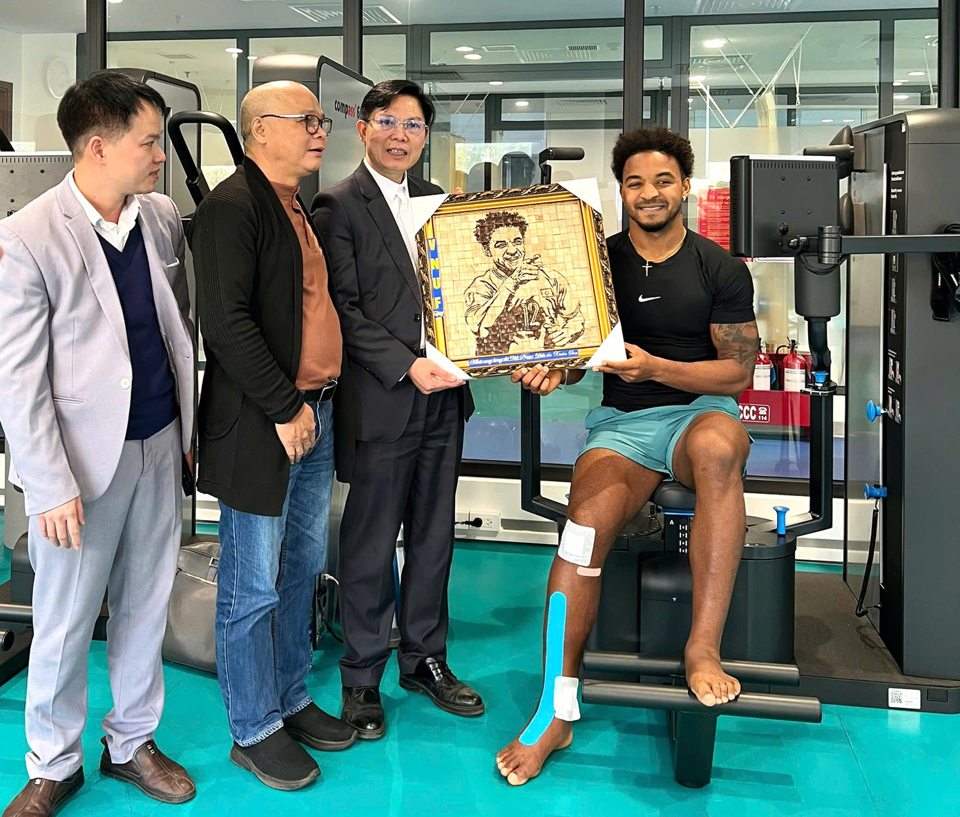 GS.TS. NGƯT Phạm Văn Điển cùng nghệ nhân quốc gia Dương Xuân Bính tặng bức tranh cầu thủ Nguyễn Xuân Son được chế tác bằng gáo dừa. GS.TS. NGƯT Phạm Văn Điển cùng nghệ nhân quốc gia Dương Xuân Bính tặng bức tranh cầu thủ Nguyễn Xuân Son được chế tác bằng gáo dừa.