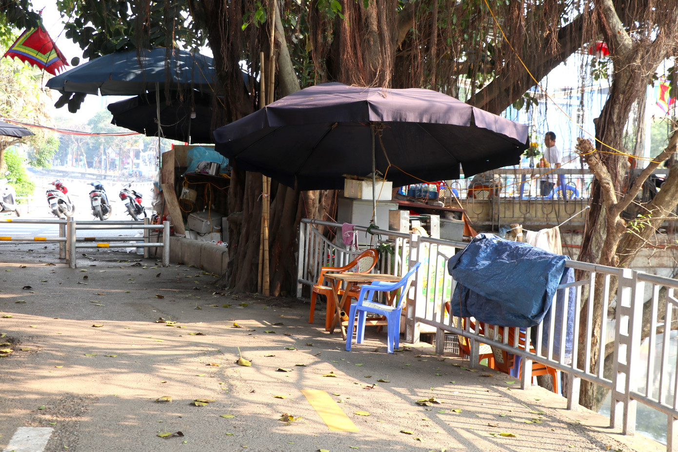 Nhiều hàng quán mọc lên ngay trên làn đường dành cho xe đạp.
