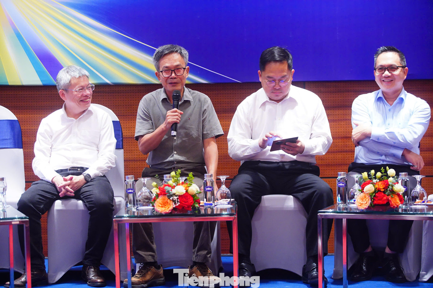 Các đại biểu trao đổi, giải đáp câu hỏi của khách mời tham dự trong phiên thảo luận.