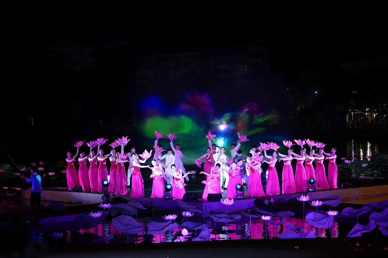 Đây là chương trình nghệ thuật tổng hợp, kết hợp đầy đủ các loại hình biểu diễn như ca, múa, nhạc, trình diễn ánh sáng, kết hợp cùng các công nghệ hiện đại như laser, máy chiếu công suất lớn… để tạo nên một sản phẩm hoàn chỉnh và đa chiều. Đây là chương trình nghệ thuật tổng hợp, kết hợp đầy đủ các loại hình biểu diễn như ca, múa, nhạc, trình diễn ánh sáng, kết hợp cùng các công nghệ hiện đại như laser, máy chiếu công suất lớn… để tạo nên một sản phẩm hoàn chỉnh và đa chiều.