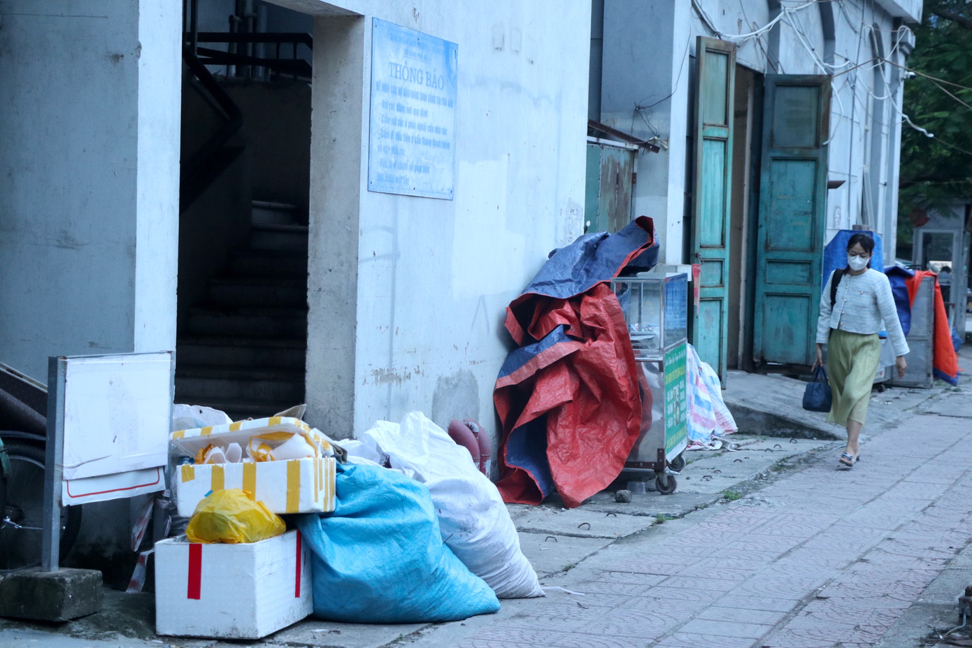 Bà Minh Hà sinh sống tại toà nhà A6B cho biết: “Toà nhà xuống cấp từ lâu nhưng lại rất khó sửa chữa do đây là khu tái định cư nên hầu như không có nguồn thu nào. Nhà cửa sập xệ, thang máy hỏng còn ngấm dột mà không biết kêu ai”.