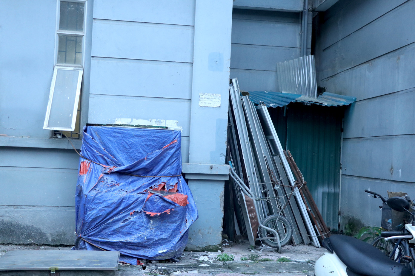 Đường ống nước vỡ, thấm dột và ẩm mốc là thực tế tại nhiều hộ gia đình sinh sống tại đây.