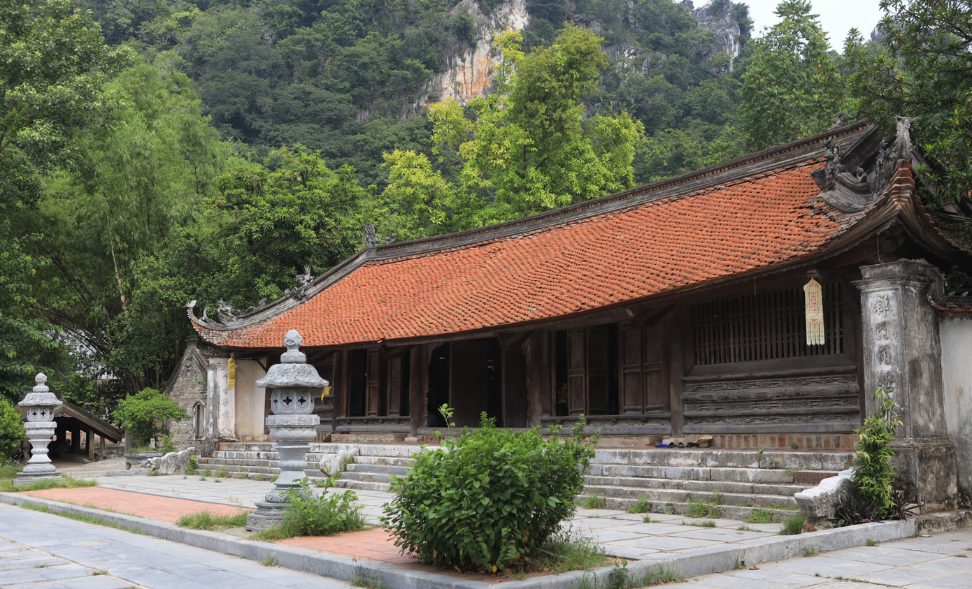 Với lối kiến trúc truyền thống, phần chính của chùa Thầy gồm 3 tòa nằm song song với nhau: chùa Hạ, chùa Trung, chùa Thượng. Tòa ngoài là nhà tiền tế hay chùa Hạ, tòa giữa là trung điện hay chùa Trung, tòa trong cùng là Thượng điện. Với lối kiến trúc truyền thống, phần chính của chùa Thầy gồm 3 tòa nằm song song với nhau: chùa Hạ, chùa Trung, chùa Thượng. Tòa ngoài là nhà tiền tế hay chùa Hạ, tòa giữa là trung điện hay chùa Trung, tòa trong cùng là Thượng điện.