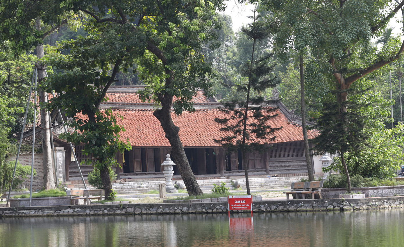 Chùa Thầy được thiết kế theo lối kiến trúc nghệ thuật mang nét đặc trưng của thế kỷ XVII. Từng chi tiết được chạm khắc tinh xảo trên mái, cột, cửa… đều thể hiện cái thần và văn hóa của triều đại nhà Lý cách đây gần một nghìn năm. Chùa Thầy được thiết kế theo lối kiến trúc nghệ thuật mang nét đặc trưng của thế kỷ XVII. Từng chi tiết được chạm khắc tinh xảo trên mái, cột, cửa… đều thể hiện cái thần và văn hóa của triều đại nhà Lý cách đây gần một nghìn năm.