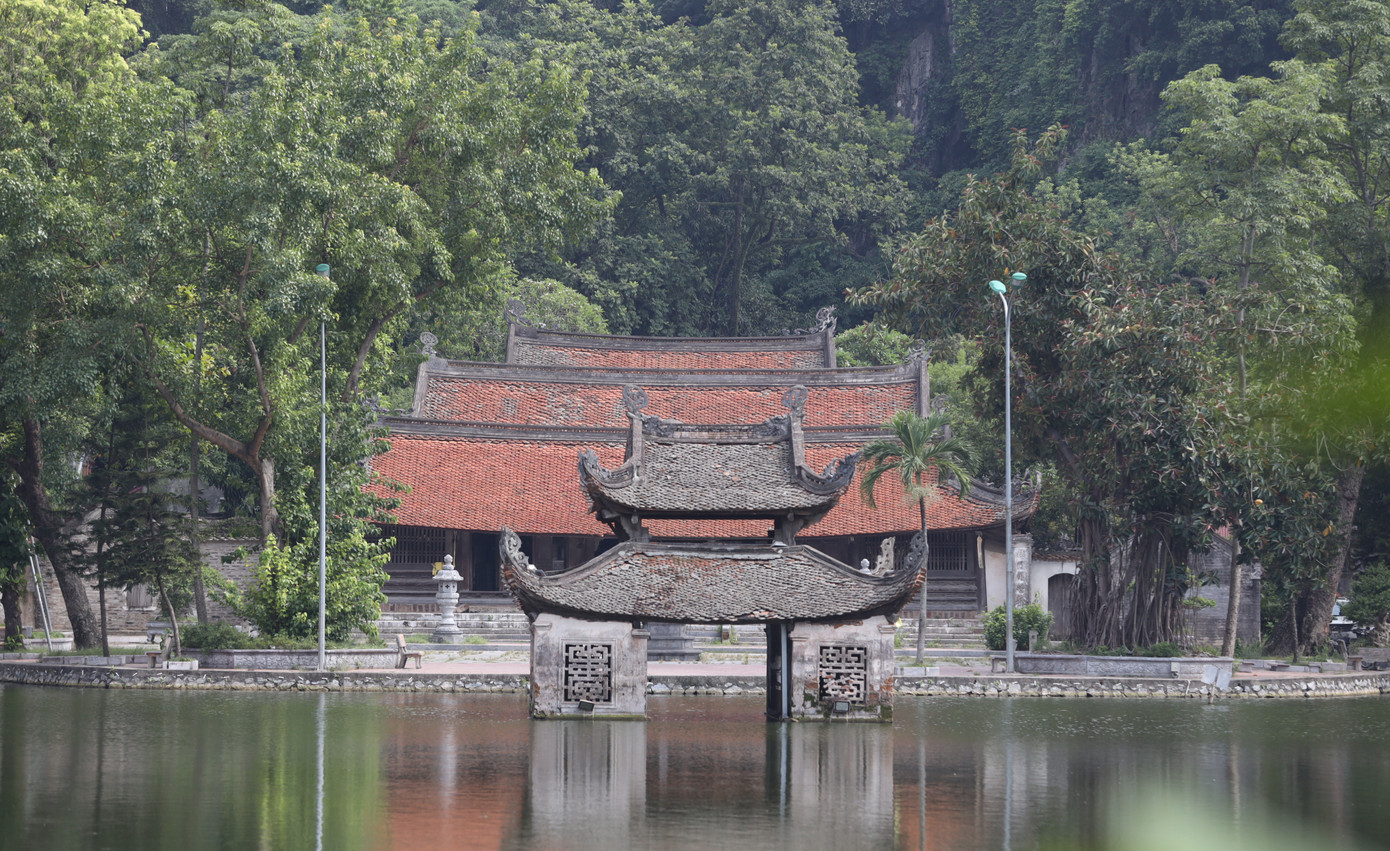 Phía trước chùa Thầy là sân rộng nhìn ra hồ Long Trì. Ở giữa hồ có thủy đình cổ kính, được ví như viên ngọc rực rỡ trong miệng rồng thiêng. Nơi đây thường trở thành sân khấu của các nghệ sĩ múa rối nước vào các ngày lễ hội. Phía trước chùa Thầy là sân rộng nhìn ra hồ Long Trì. Ở giữa hồ có thủy đình cổ kính, được ví như viên ngọc rực rỡ trong miệng rồng thiêng. Nơi đây thường trở thành sân khấu của các nghệ sĩ múa rối nước vào các ngày lễ hội.