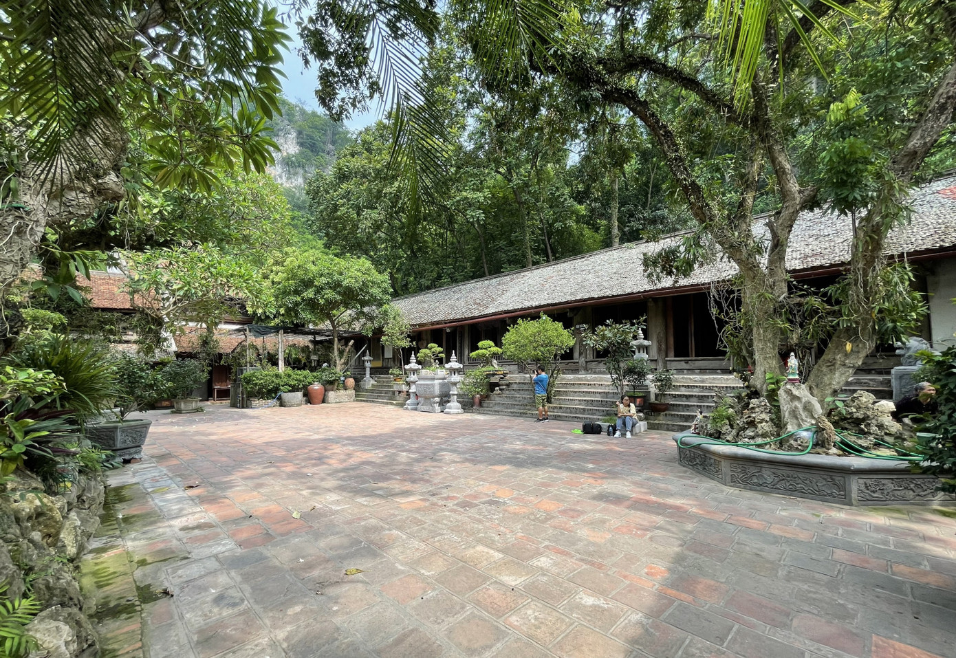 Chùa Hạ là nơi lễ bái của các tăng ni phật tử, cũng là nơi giảng đạo của các nhà sư. Chùa Trung là nơi thờ Tam Bảo, bày bàn thờ Phật, 2 bên có 2 tượng Hộ pháp, tượng Thiên Vương. Chùa Thượng nằm ở vị trí cao nhất, tách biệt hẳn so với chùa Hạ và chùa Trung, là nơi đặt tượng Di Đà tam tôn, Thích Ca, tượng ba kiếp (Tăng, Phật và Đế vương) của thiền sư Từ Đạo Hạnh. Chùa Hạ là nơi lễ bái của các tăng ni phật tử, cũng là nơi giảng đạo của các nhà sư. Chùa Trung là nơi thờ Tam Bảo, bày bàn thờ Phật, 2 bên có 2 tượng Hộ pháp, tượng Thiên Vương. Chùa Thượng nằm ở vị trí cao nhất, tách biệt hẳn so với chùa Hạ và chùa Trung, là nơi đặt tượng Di Đà tam tôn, Thích Ca, tượng ba kiếp (Tăng, Phật và Đế vương) của thiền sư Từ Đạo Hạnh.