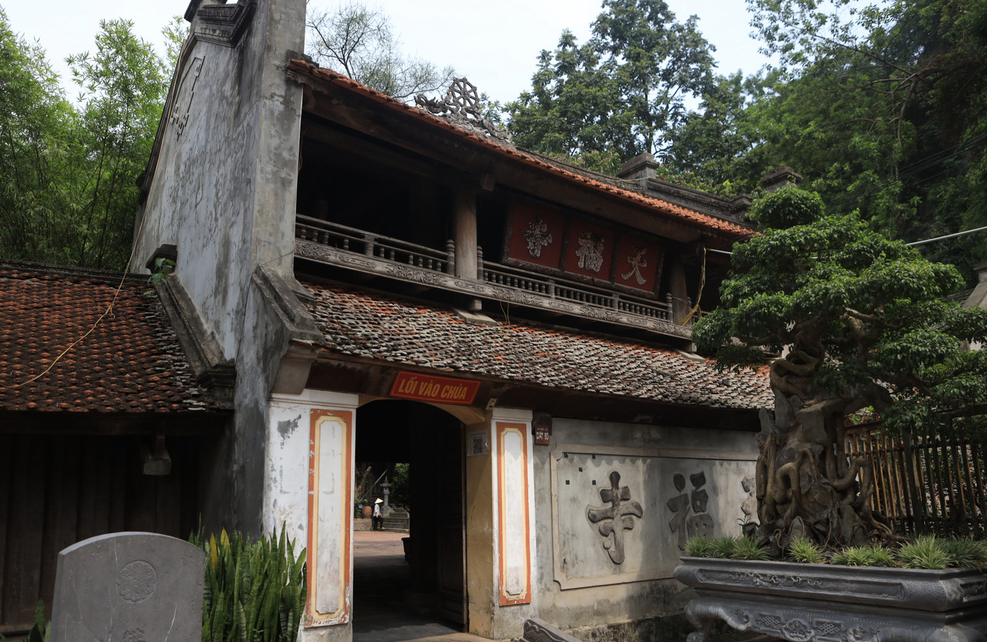 Chùa Thầy là một nhóm những ngôi chùa ở chân núi Sài Sơn, huyện Quốc Oai, Hà Nội. Chùa được xây dựng từ thời nhà Lý và đây từng là nơi tu hành của Thiền sư Từ Đạo Hạnh, lúc này núi Thầy còn gọi là núi Phật Tích. Chùa Thầy là một nhóm những ngôi chùa ở chân núi Sài Sơn, huyện Quốc Oai, Hà Nội. Chùa được xây dựng từ thời nhà Lý và đây từng là nơi tu hành của Thiền sư Từ Đạo Hạnh, lúc này núi Thầy còn gọi là núi Phật Tích.