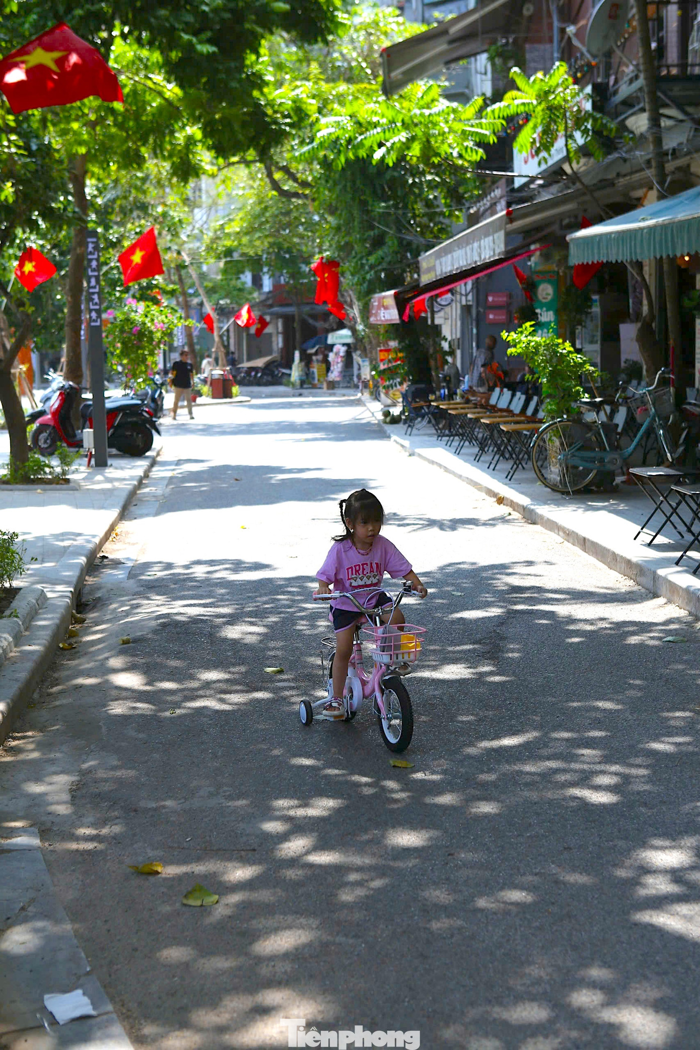 Khoảng 10 giờ sáng 20/10, phố đi bộ chỉ lác đác vài người.